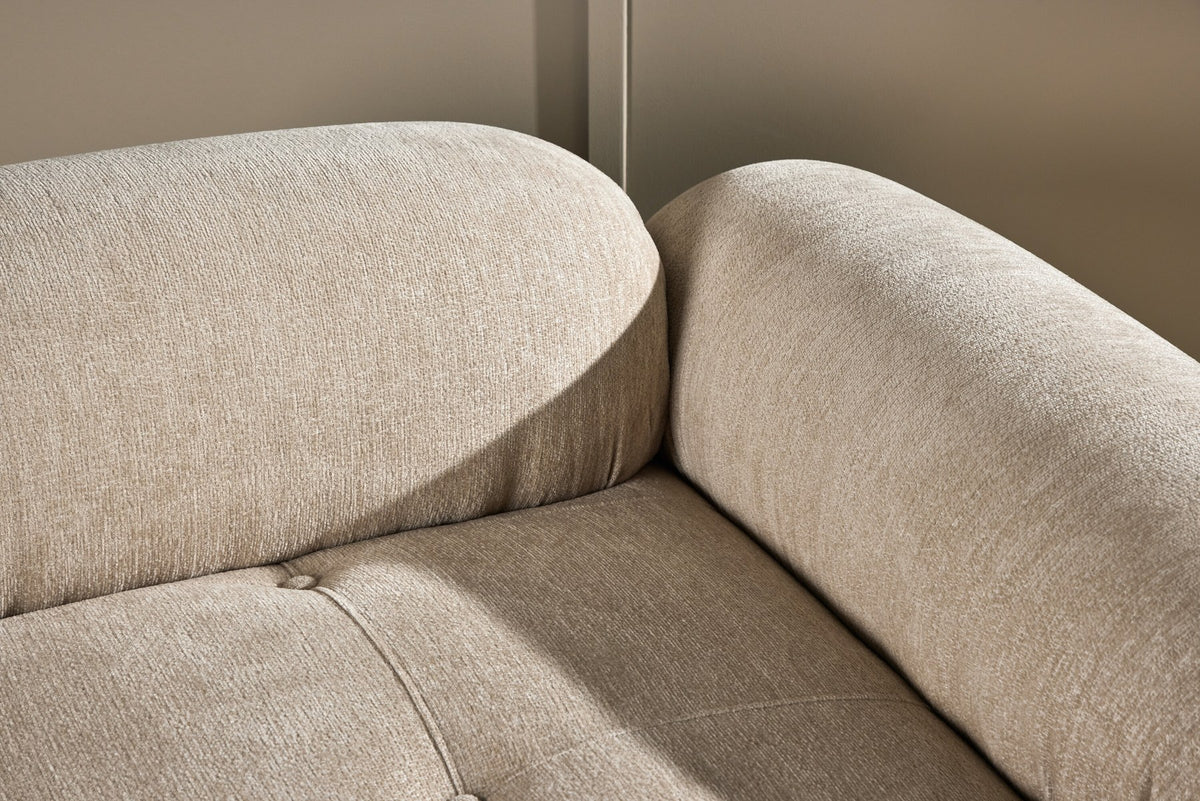 Mika Sofa Modul von Venture Home in Beige: gepolstertes Sitzelement aus Polyester mit schwarzen Beinen, Teil eines modularen Sofasystems.