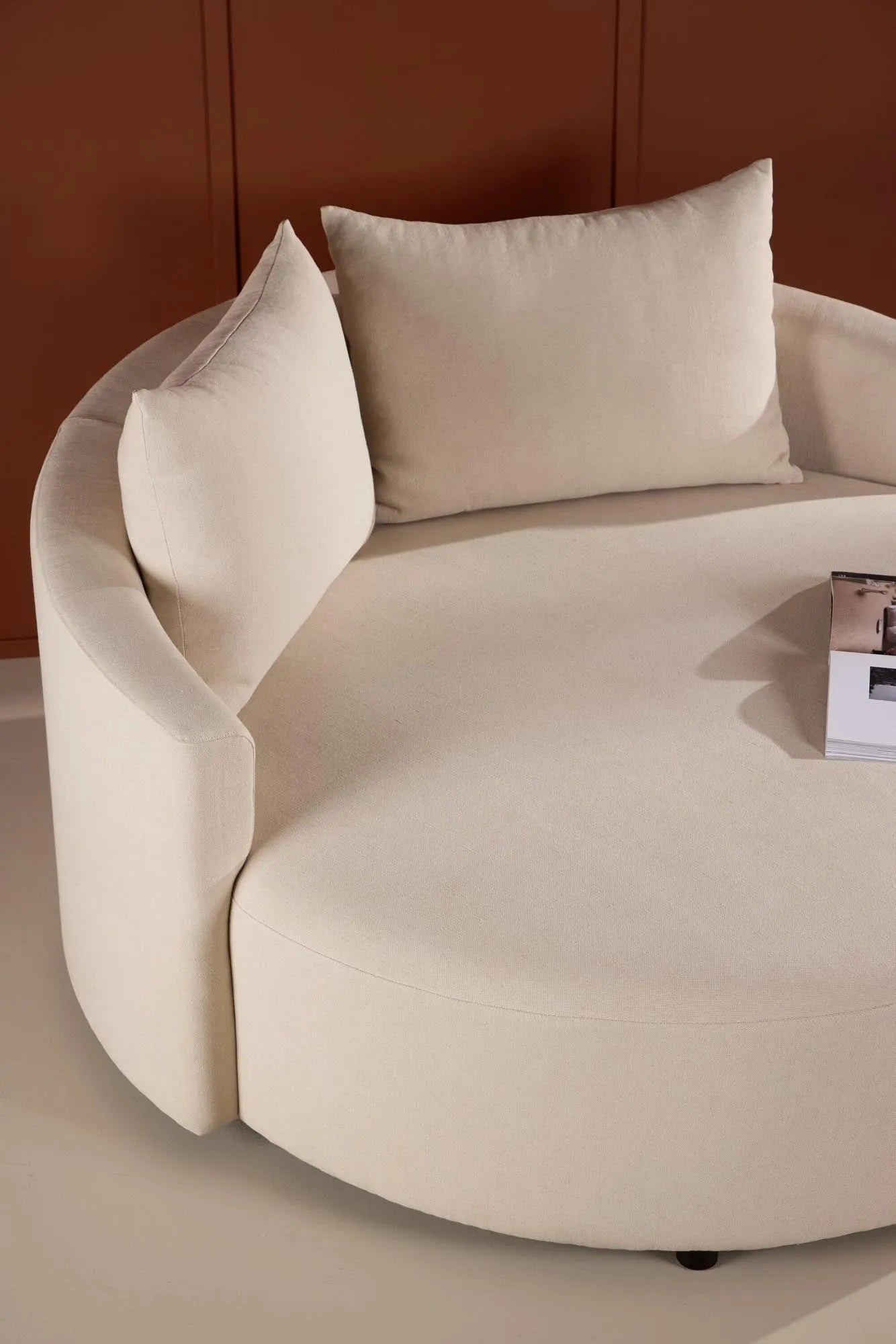 Das Kelso-Sofa vereint stilvolles Design und Komfort in einem eleganten, beigen Polyester Linen-Bezug.