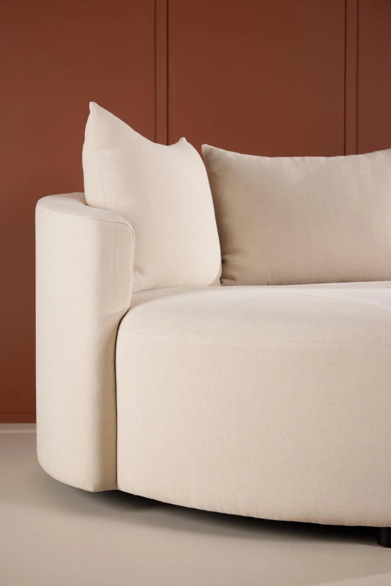 Das Kelso-Sofa vereint stilvolles Design und Komfort in einem eleganten, beigen Polyester Linen-Bezug.