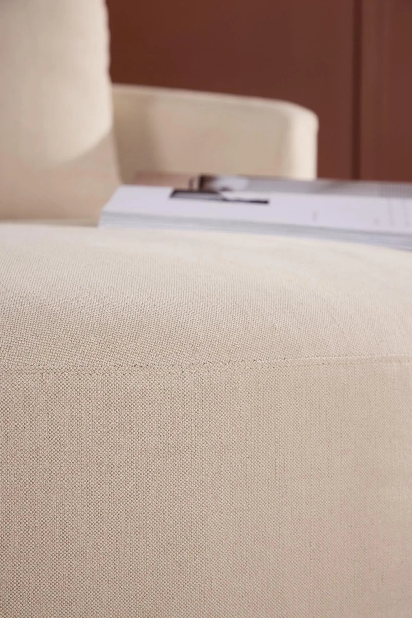 Das Kelso-Sofa vereint stilvolles Design und Komfort in einem eleganten, beigen Polyester Linen-Bezug.