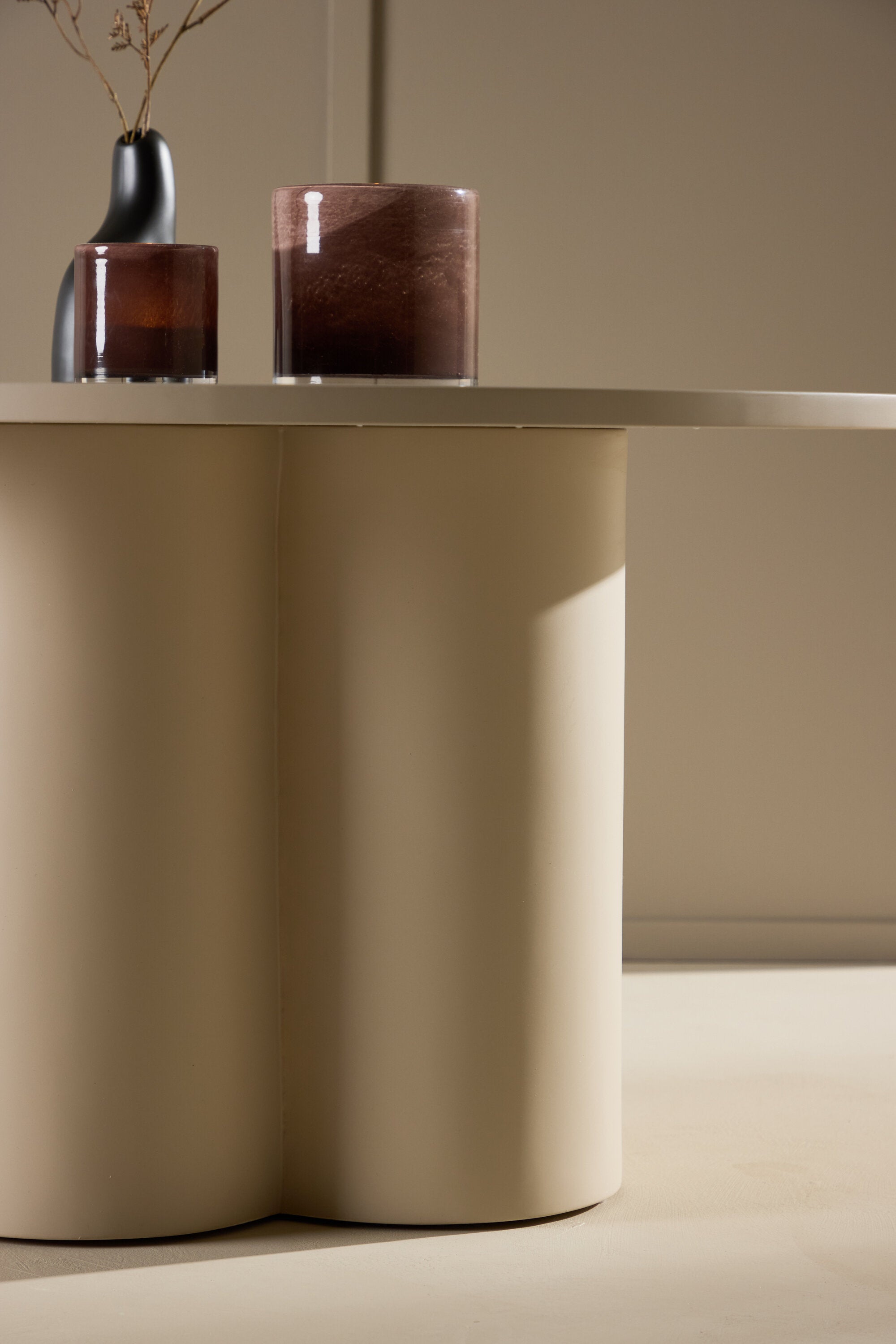Olivia Coffee Tisch in Beige präsentiert im Onlineshop von KAQTU Design AG. Beistelltisch ist von Venture Home