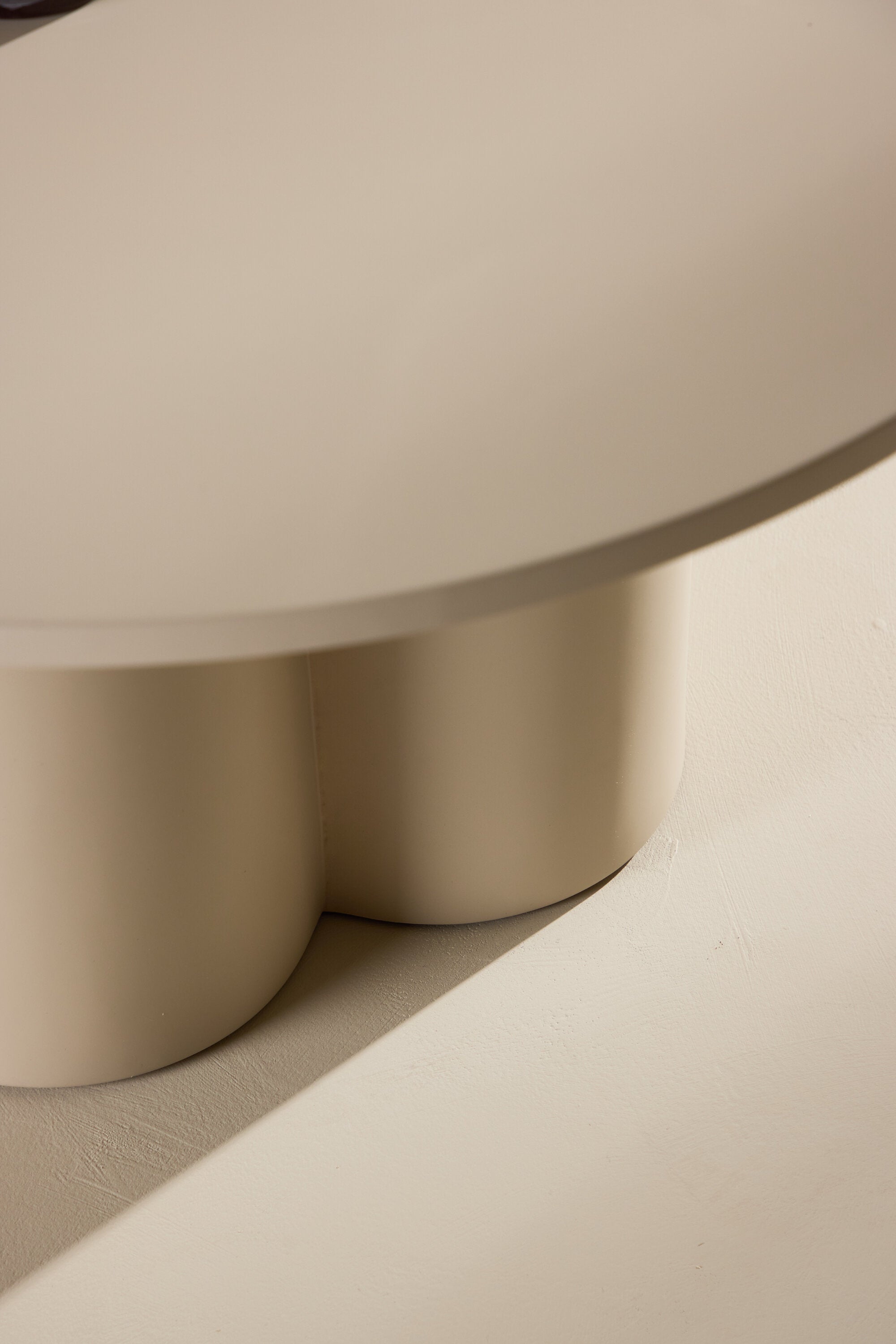 Olivia Coffee Tisch in Beige präsentiert im Onlineshop von KAQTU Design AG. Beistelltisch ist von Venture Home