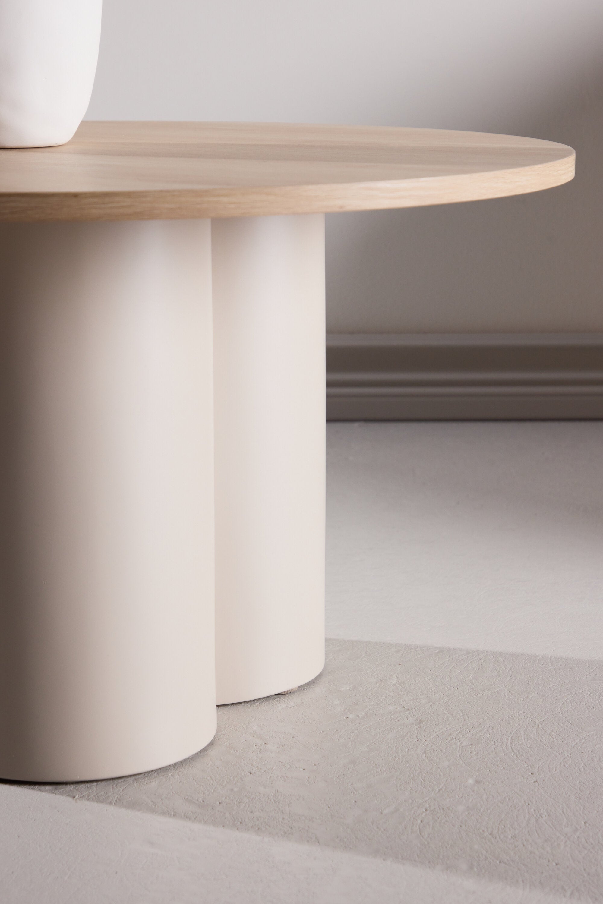 Olivia Sofa-Tisch in Tünche präsentiert im Onlineshop von KAQTU Design AG. Beistelltisch ist von Venture Home