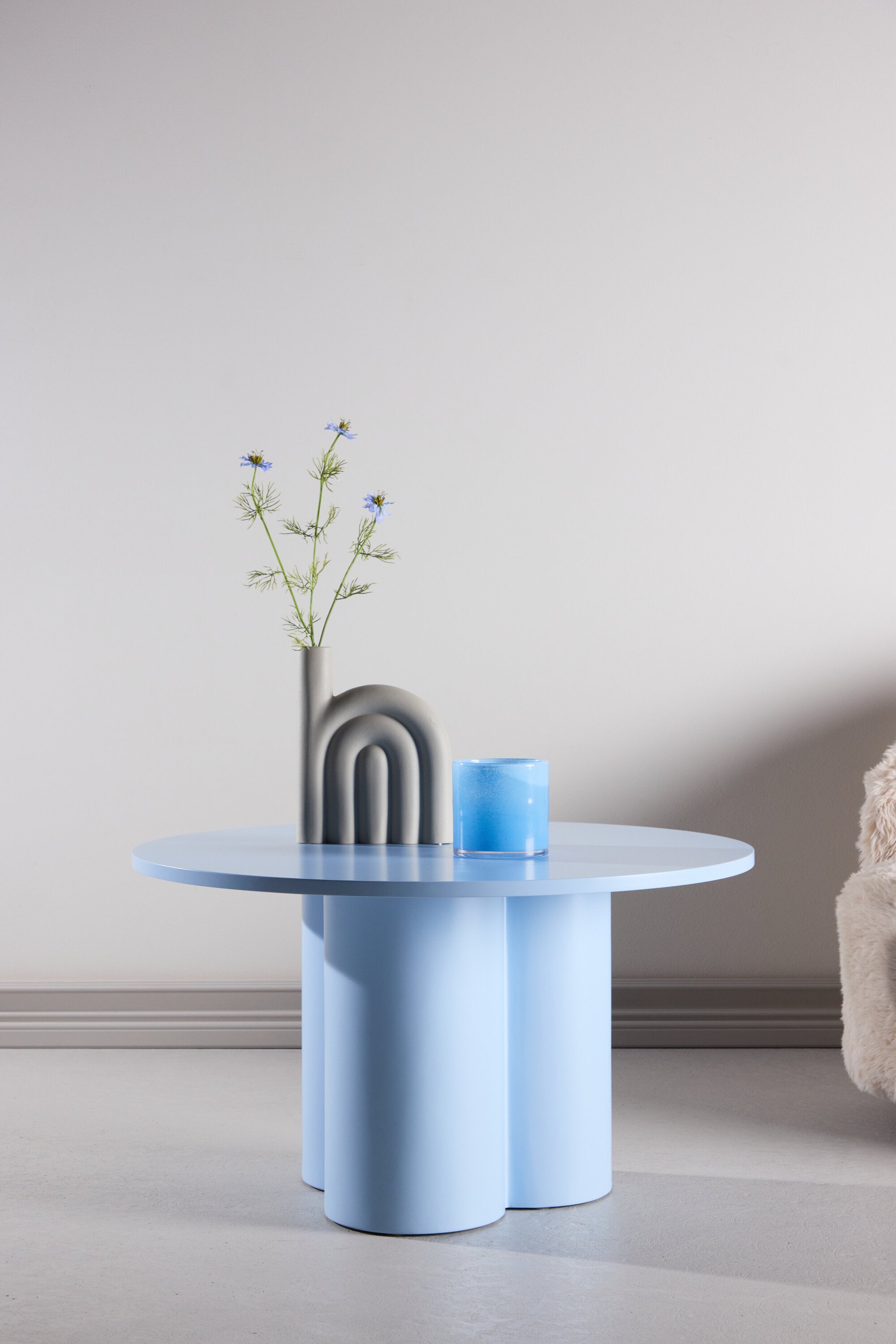 Olivia Sofa-Tisch in Blau präsentiert im Onlineshop von KAQTU Design AG. Beistelltisch ist von Venture Home