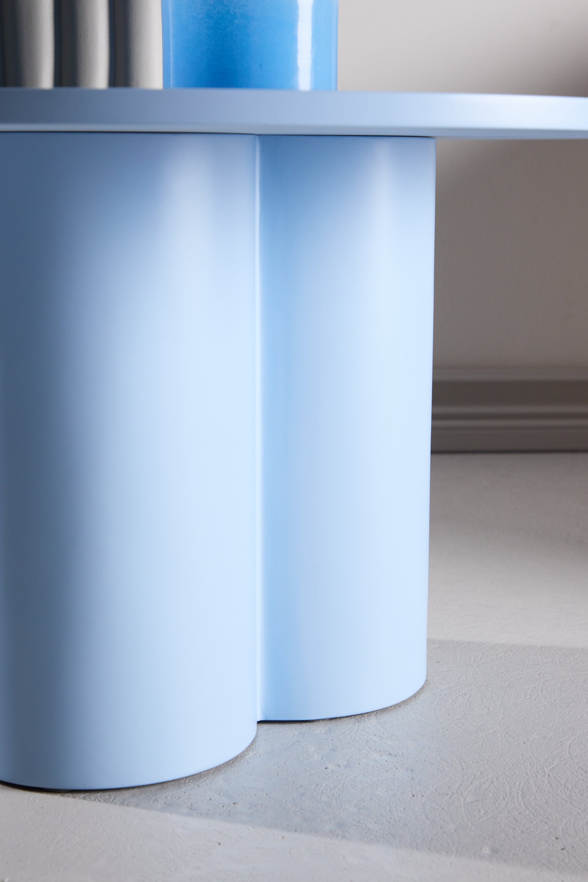 Olivia Sofa-Tisch in Blau präsentiert im Onlineshop von KAQTU Design AG. Beistelltisch ist von Venture Home