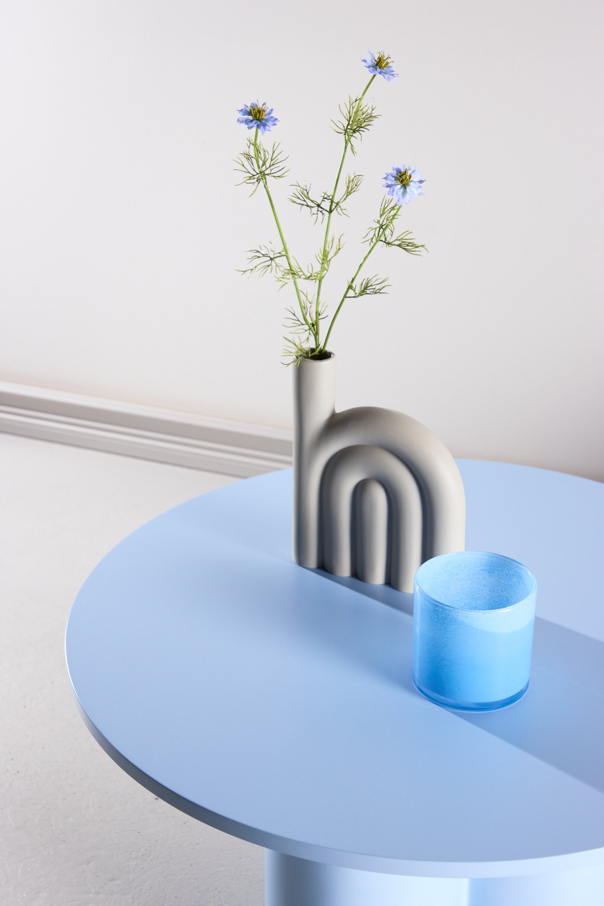Olivia Sofa-Tisch in Blau präsentiert im Onlineshop von KAQTU Design AG. Beistelltisch ist von Venture Home
