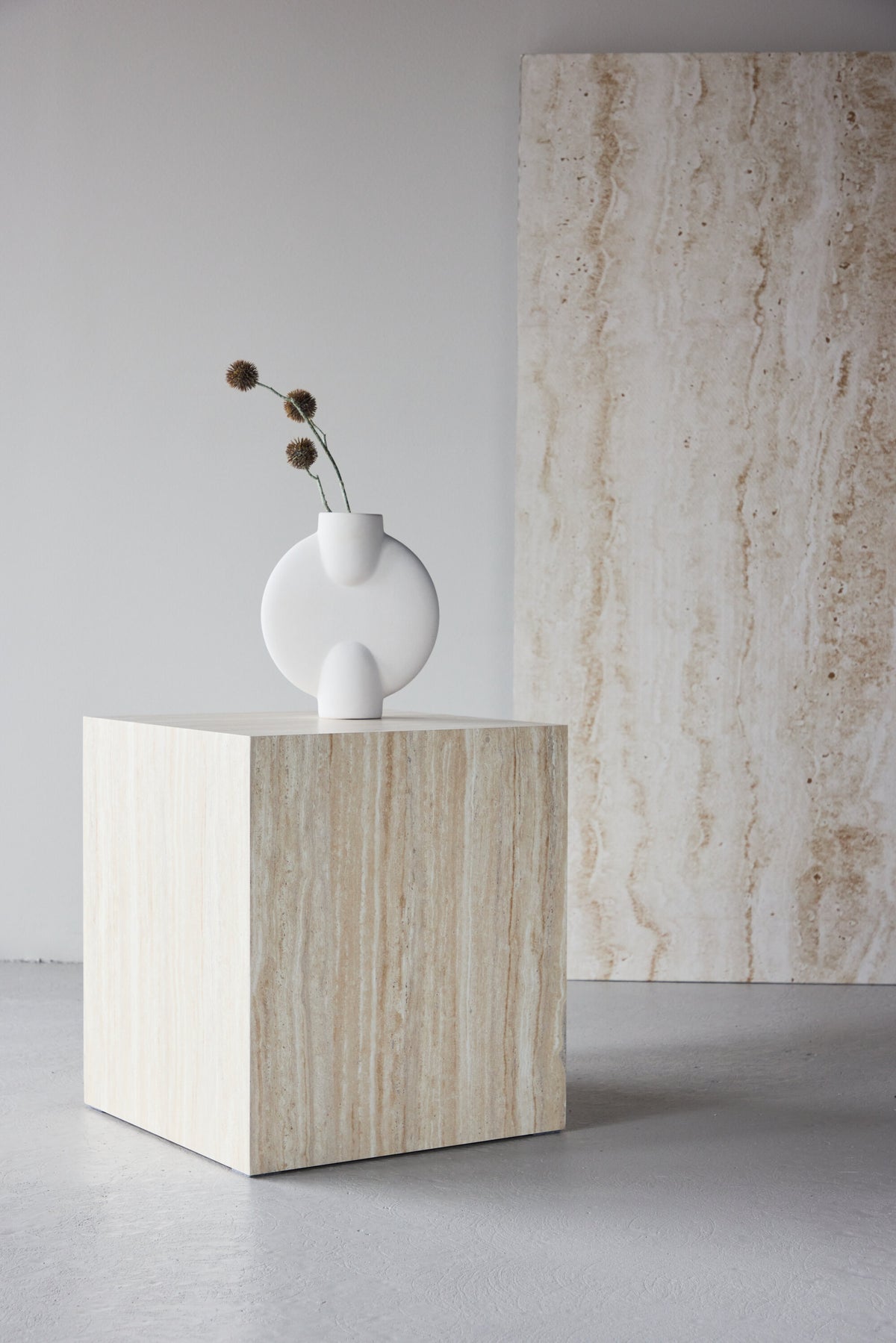 York Sofatisch von Venture Home, beiger Beistelltisch aus MDF mit quadratischer Tischplatte und schlichten Beinen im Steinlook