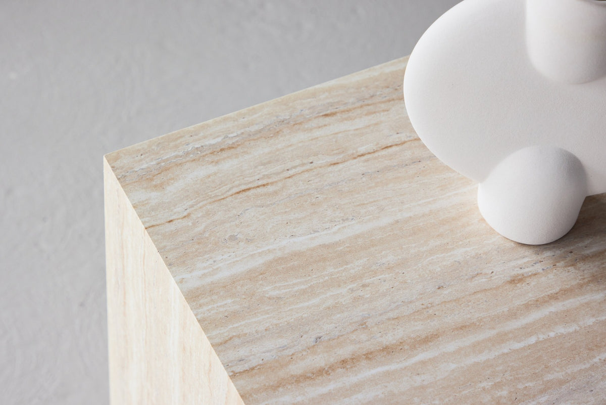 York Sofatisch von Venture Home, beiger Beistelltisch aus MDF mit quadratischer Tischplatte und schlichten Beinen im Steinlook