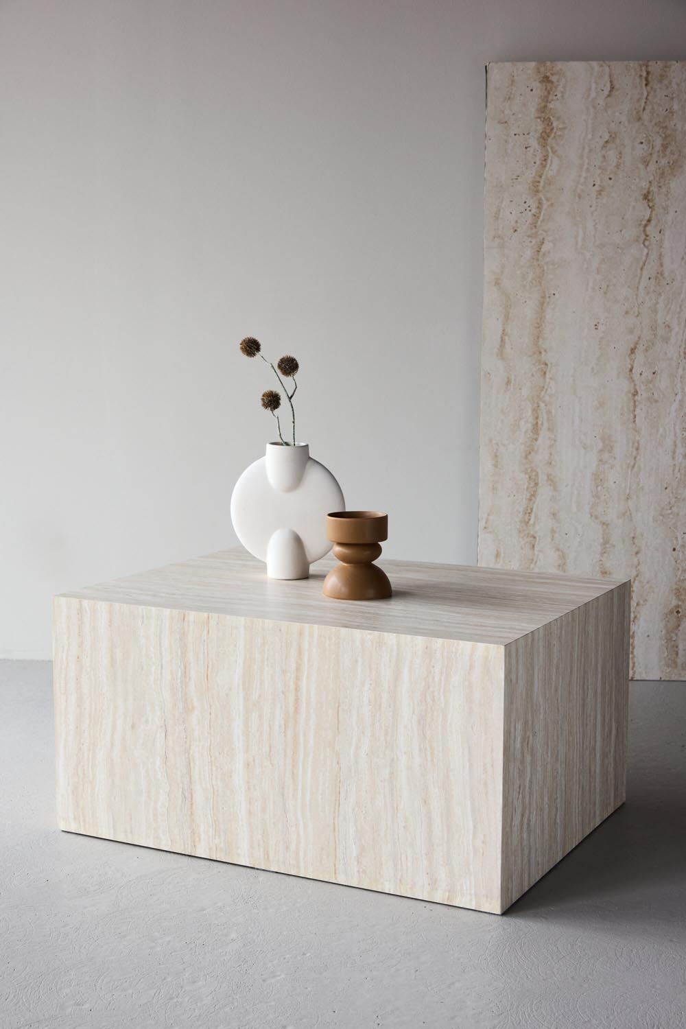 York Sofatisch von Venture Home, beiger Beistelltisch aus MDF mit quadratischer Tischplatte und schlichten Beinen im Steinlook