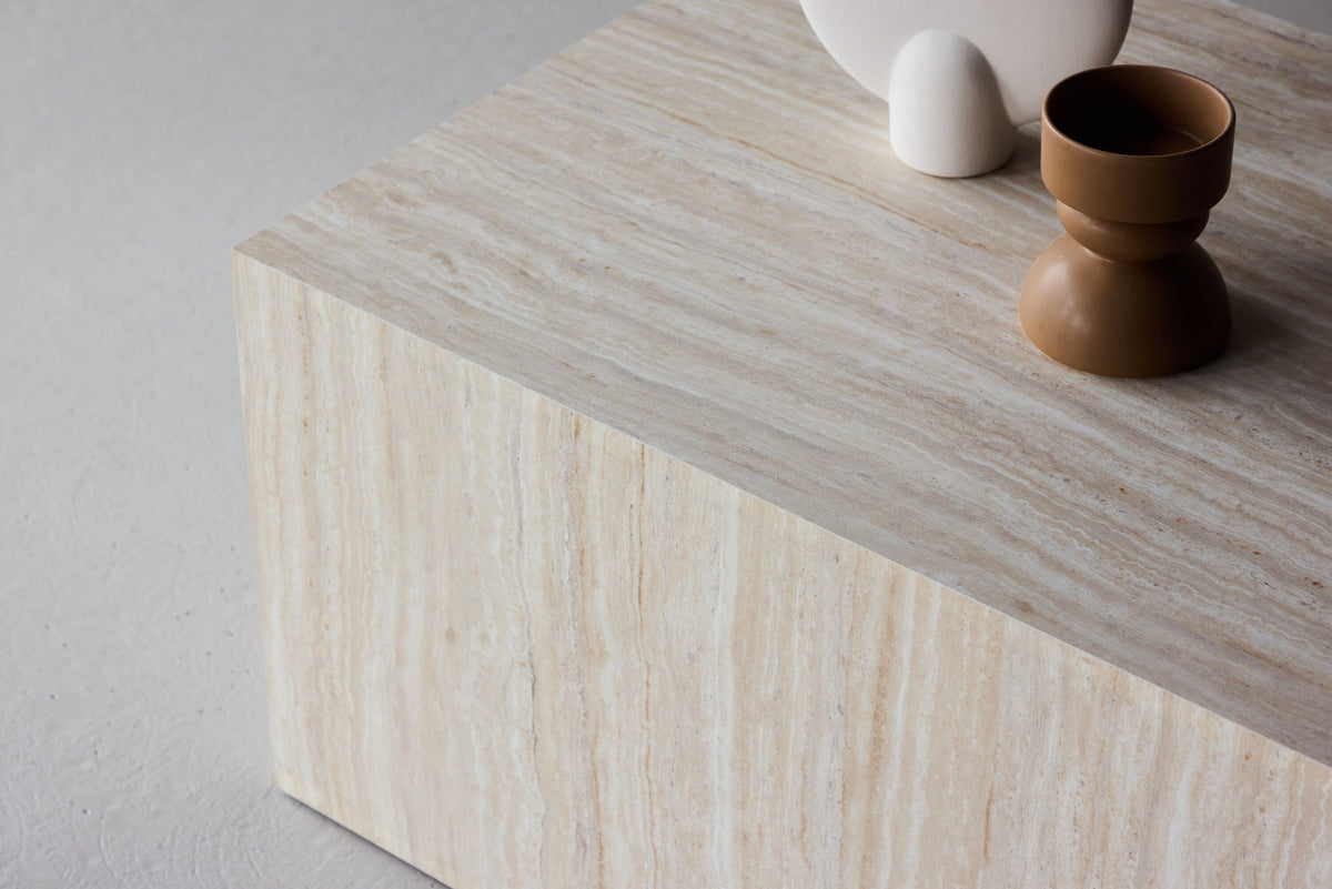 York Sofatisch von Venture Home, beiger Beistelltisch aus MDF mit quadratischer Tischplatte und schlichten Beinen im Steinlook