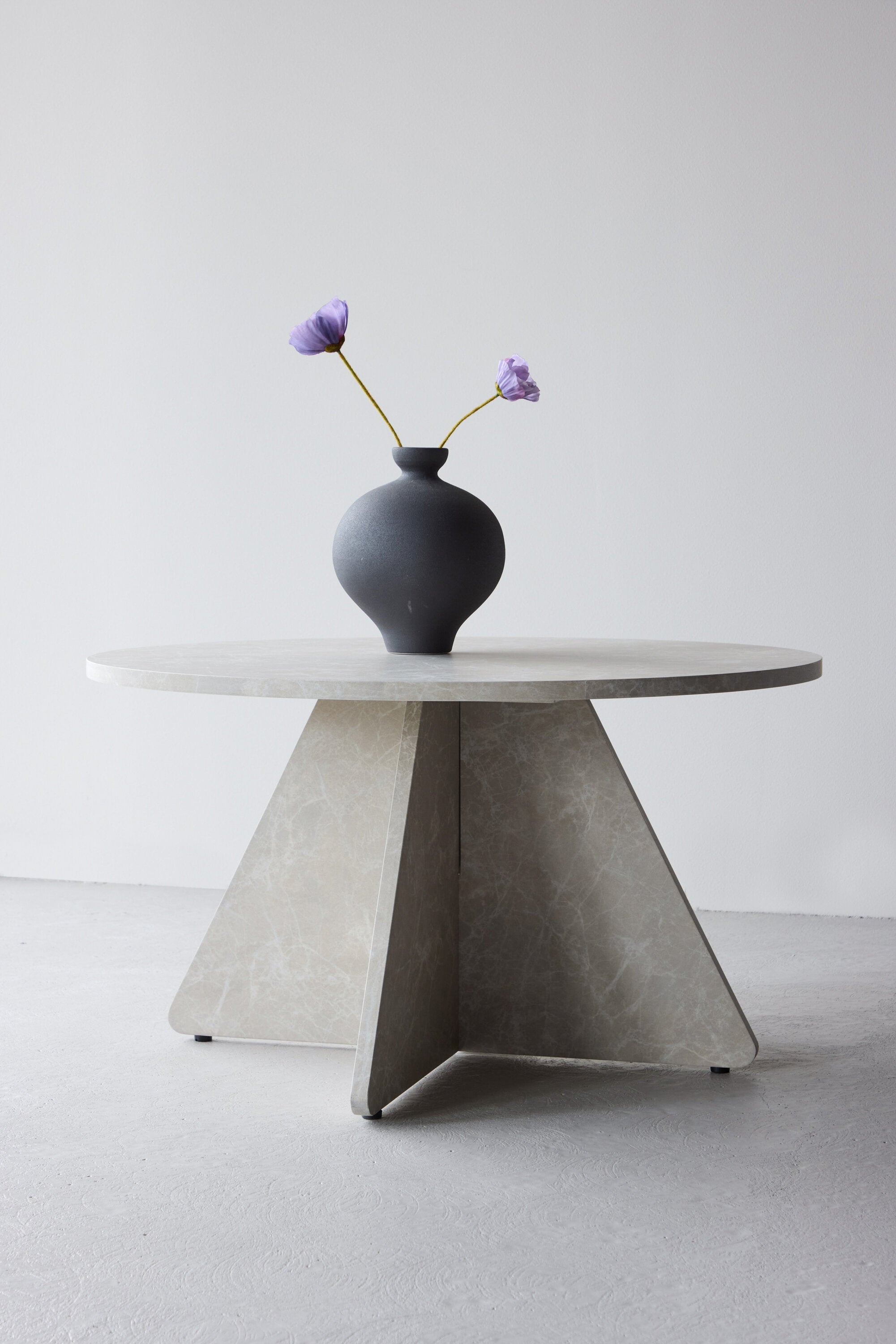 Bootcut Sofa Tisch ø80 in Marmoroptik präsentiert im Onlineshop von KAQTU Design AG. Beistelltisch ist von Venture Home