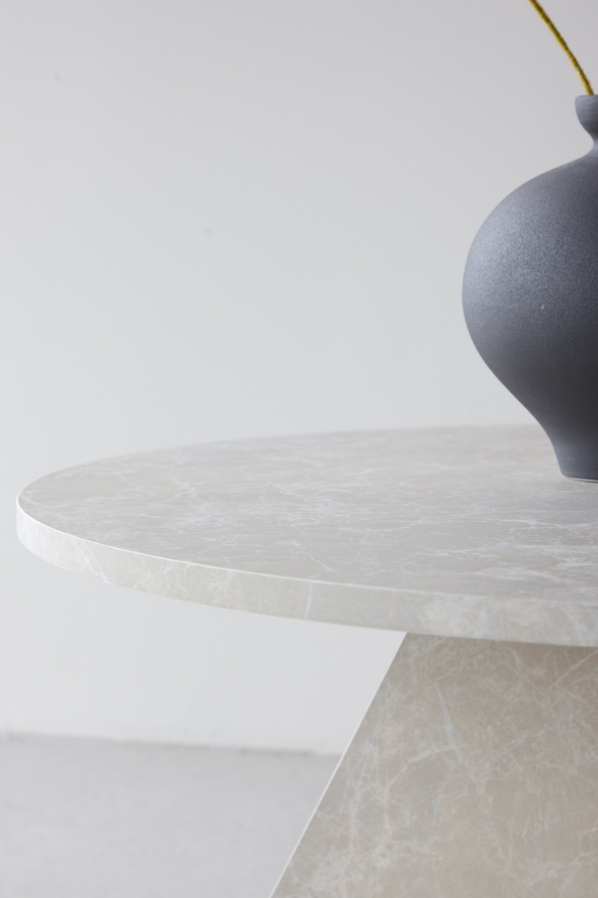 Bootcut Sofa Tisch ø80 in Marmoroptik präsentiert im Onlineshop von KAQTU Design AG. Beistelltisch ist von Venture Home