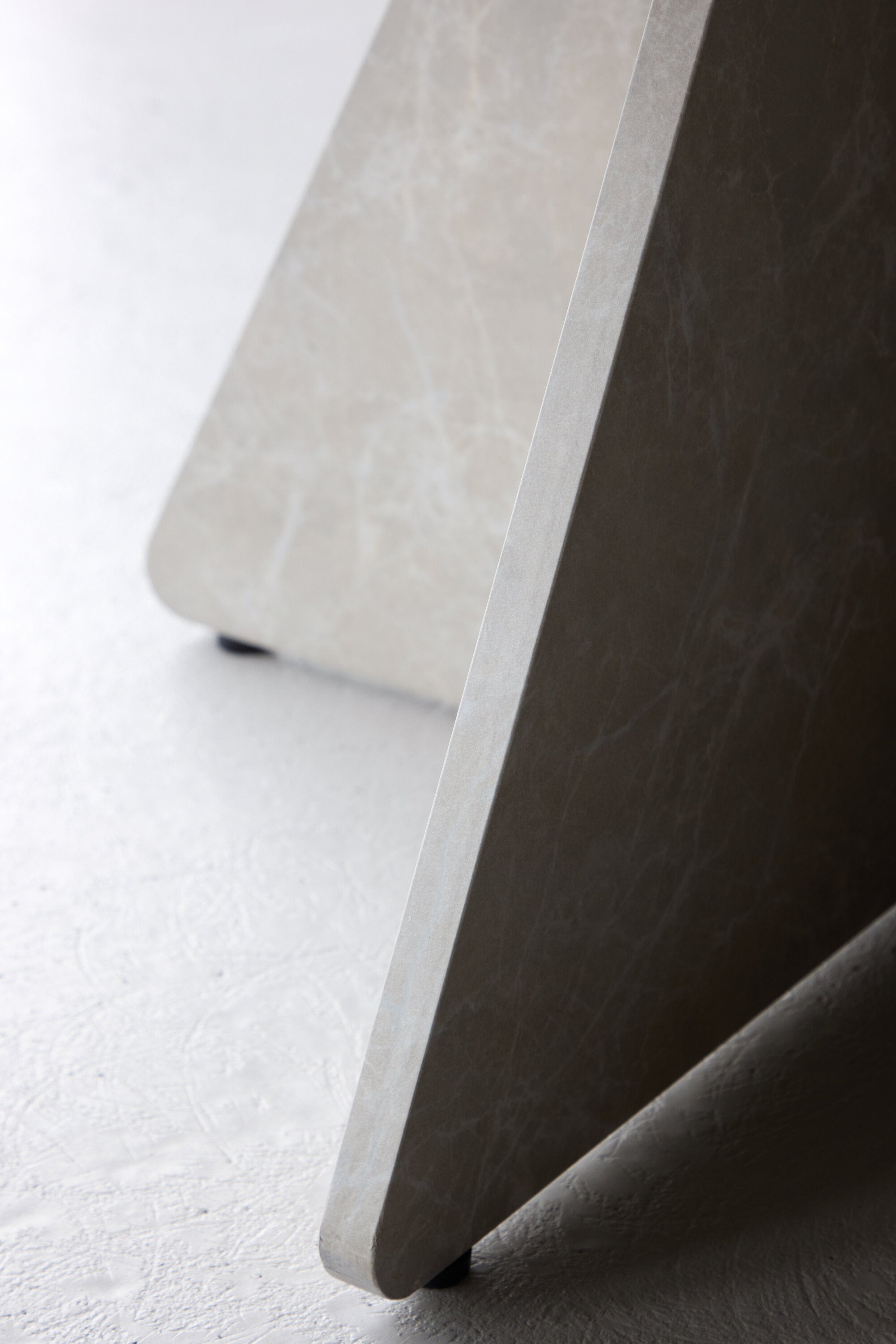 Bootcut Sofa Tisch ø80 in Marmoroptik präsentiert im Onlineshop von KAQTU Design AG. Beistelltisch ist von Venture Home