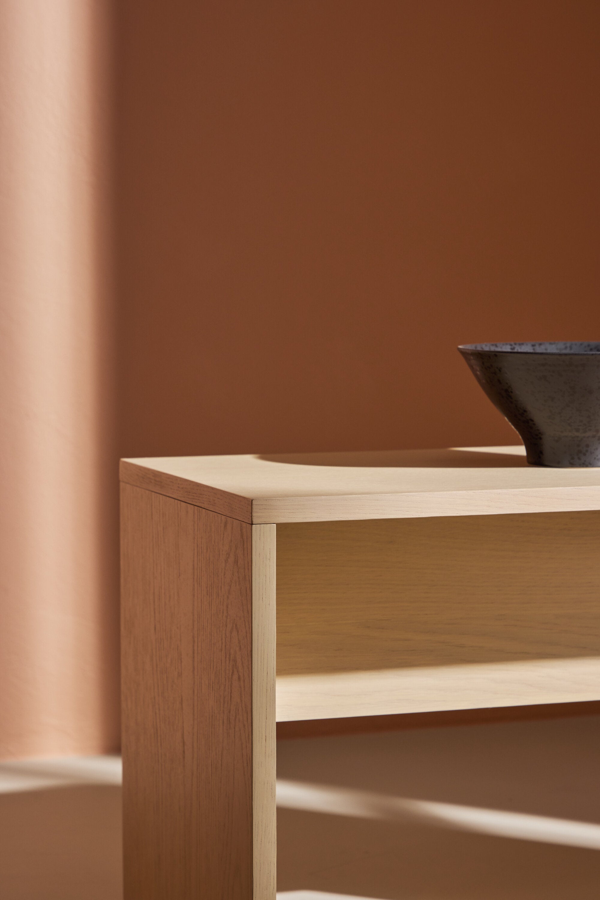 Juni Sofatisch in Whitewash präsentiert im Onlineshop von KAQTU Design AG. Beistelltisch ist von Venture Home