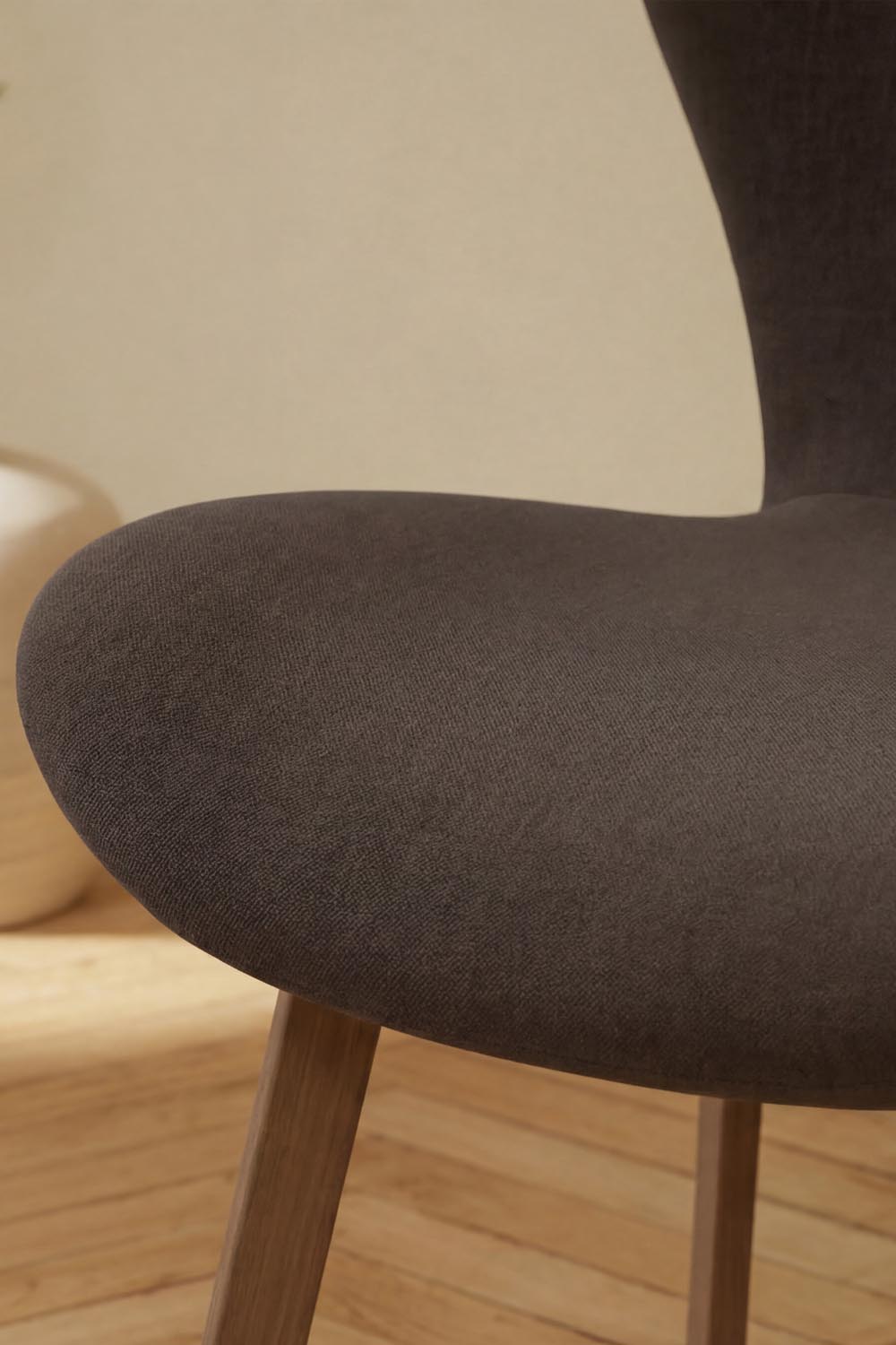 Lilja Esszimmerstuhl in Braun präsentiert im Onlineshop von KAQTU Design AG. Stuhl ist von Venture Home