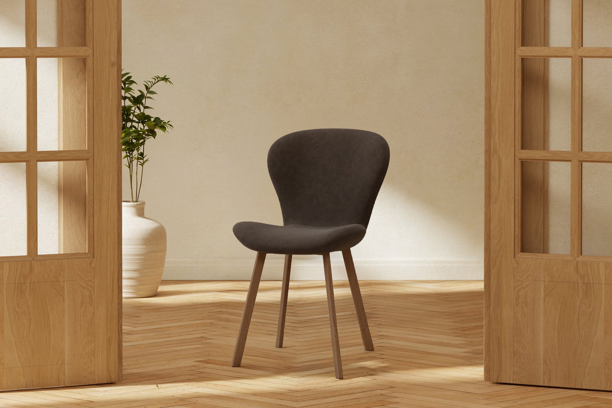 Lilja Esszimmerstuhl in Braun präsentiert im Onlineshop von KAQTU Design AG. Stuhl ist von Venture Home