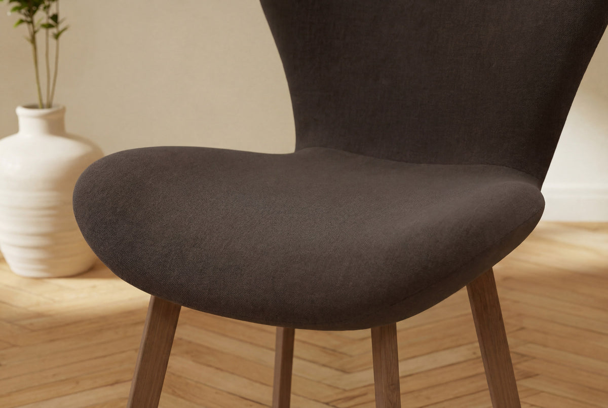 Lilja Esszimmerstuhl in Braun präsentiert im Onlineshop von KAQTU Design AG. Stuhl ist von Venture Home