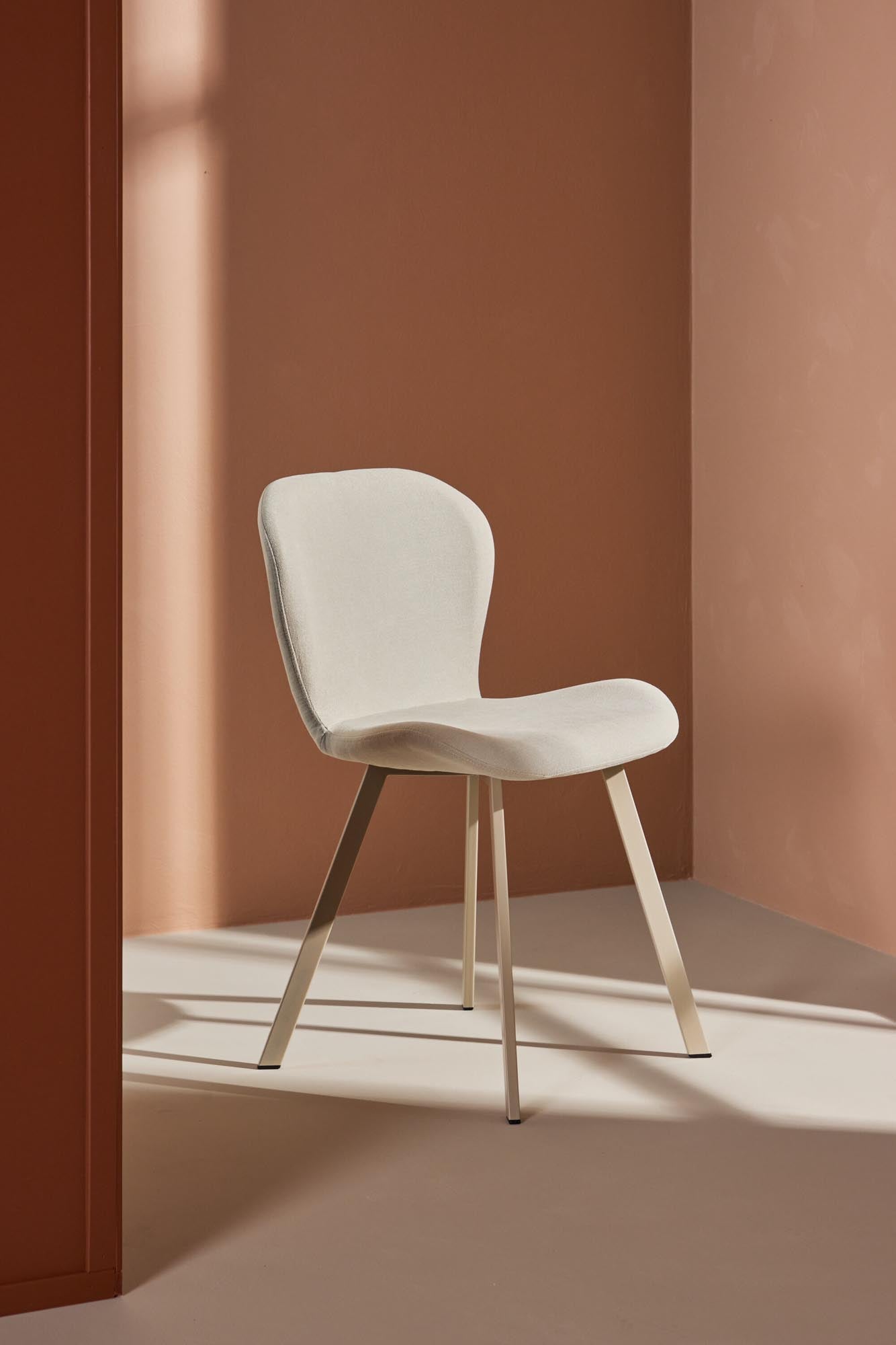 Der Lilja Esszimmerstuhl von Venture Home vereint modernes Design mit Komfort. Hochwertige Materialien und stabile Metallbeine machen ihn zum perfekten Begleiter für gesellige Abende.