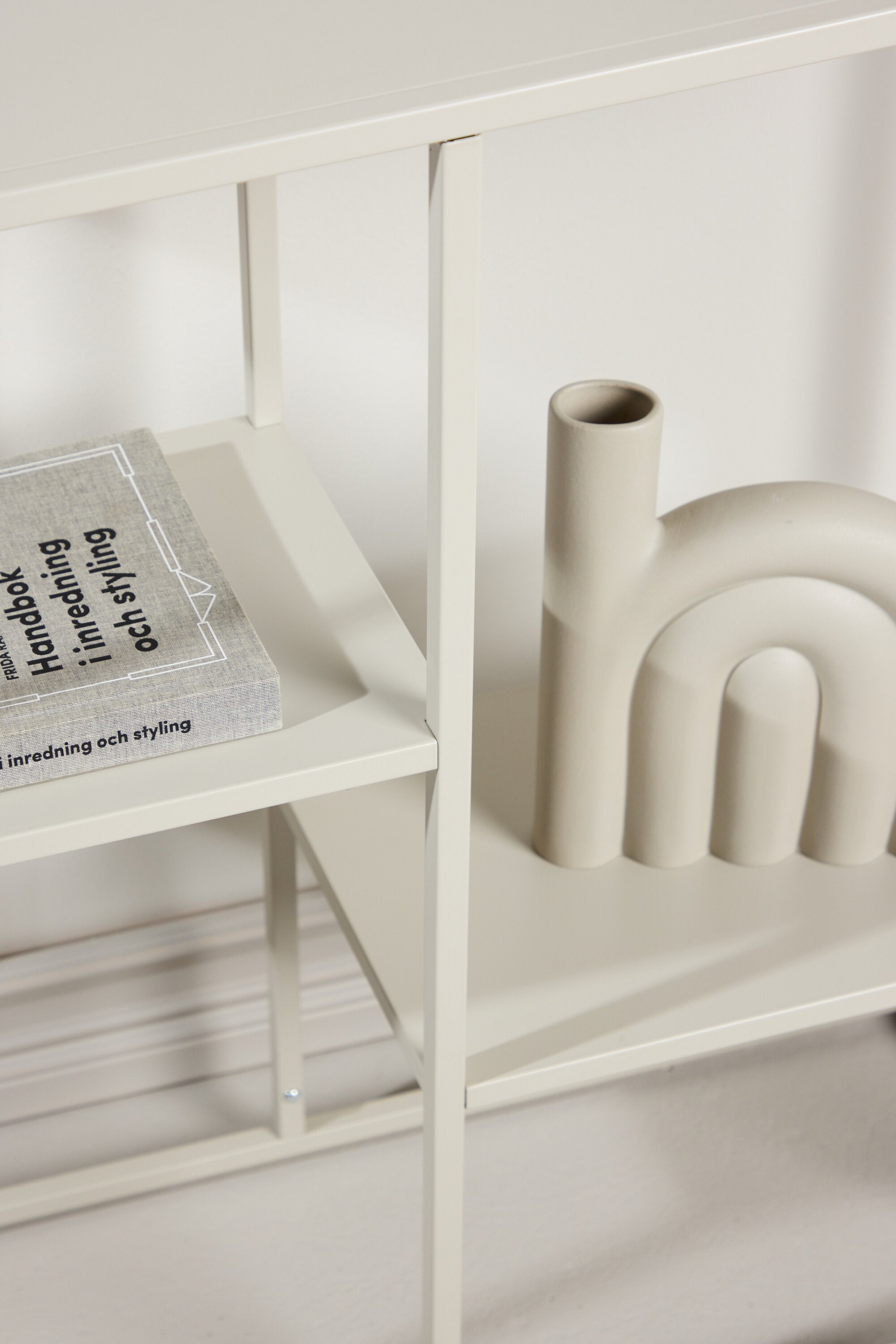 Staal Beistelltisch in Beige präsentiert im Onlineshop von KAQTU Design AG. Beistelltisch ist von Venture Home