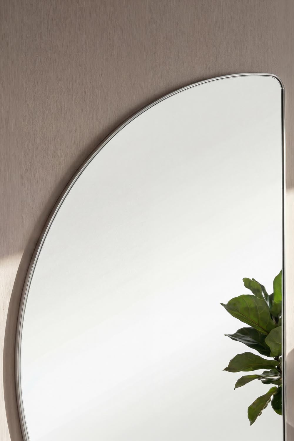 Mona Großes Spiegel in Klar präsentiert im Onlineshop von KAQTU Design AG. Spiegel ist von Venture Home