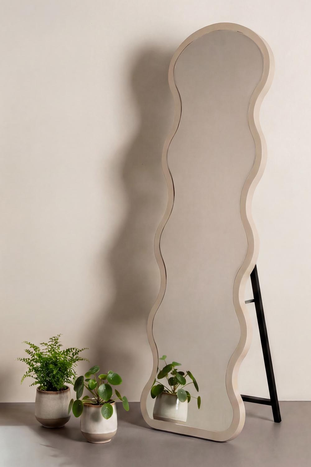 Großer Spiegel in Beige präsentiert im Onlineshop von KAQTU Design AG. Spiegel ist von Venture Home