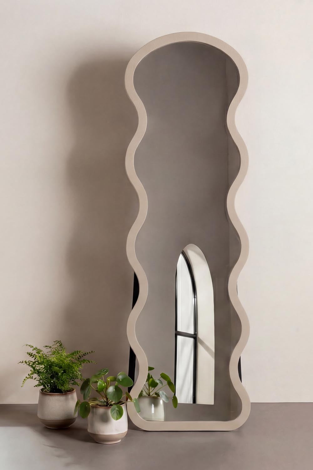 Großer Spiegel in Beige präsentiert im Onlineshop von KAQTU Design AG. Spiegel ist von Venture Home