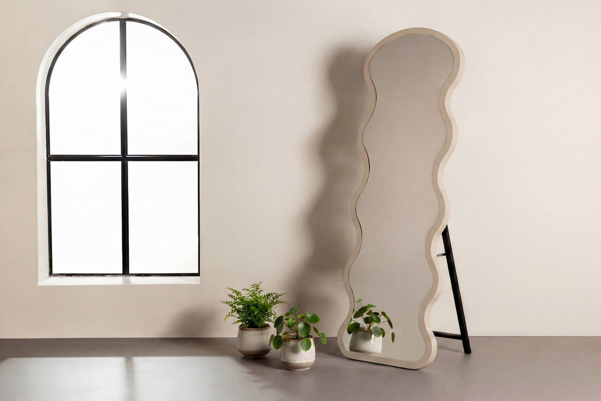 Grosser Spiegel in Beige präsentiert im Onlineshop von KAQTU Design AG. Spiegel ist von Venture Home