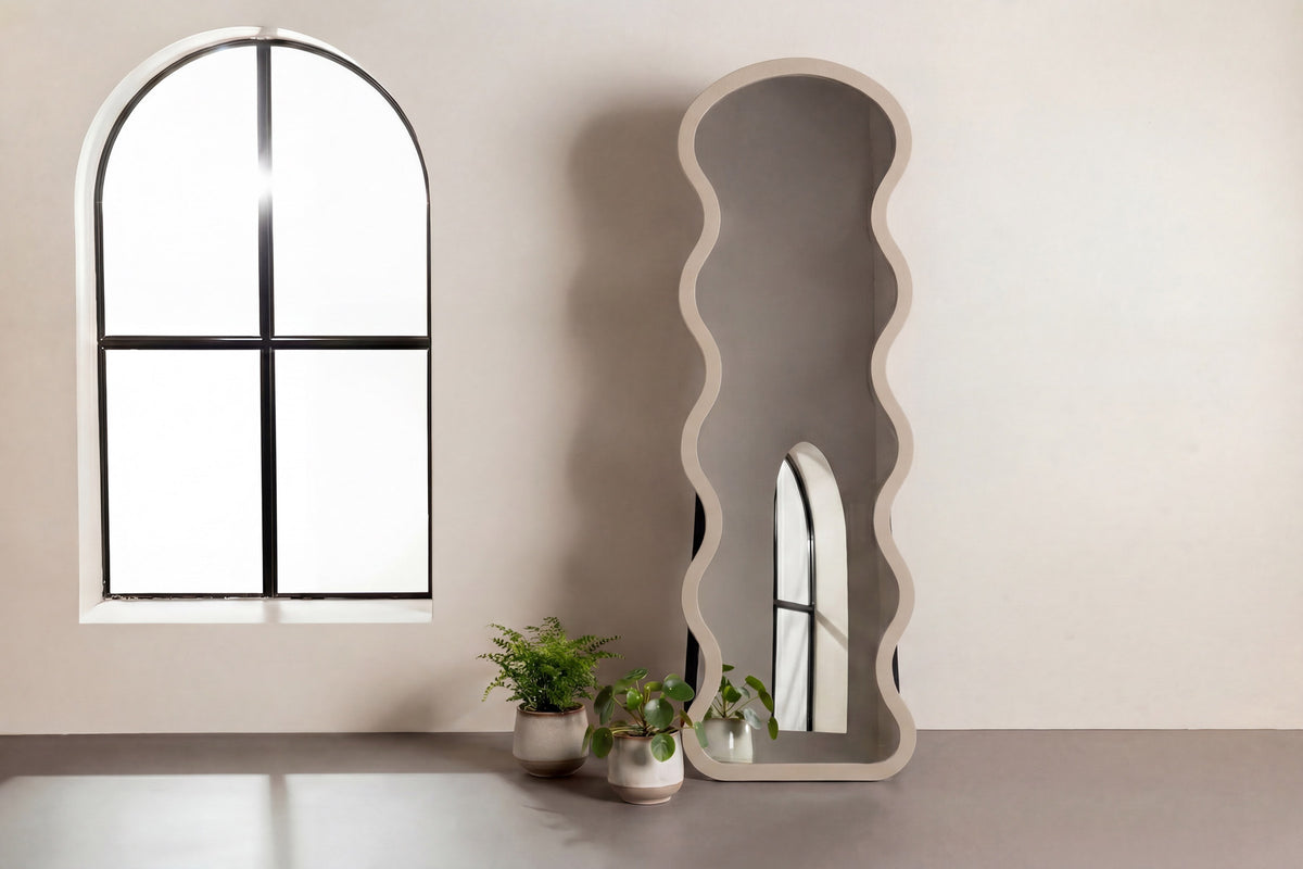 Grosser Spiegel in Beige präsentiert im Onlineshop von KAQTU Design AG. Spiegel ist von Venture Home