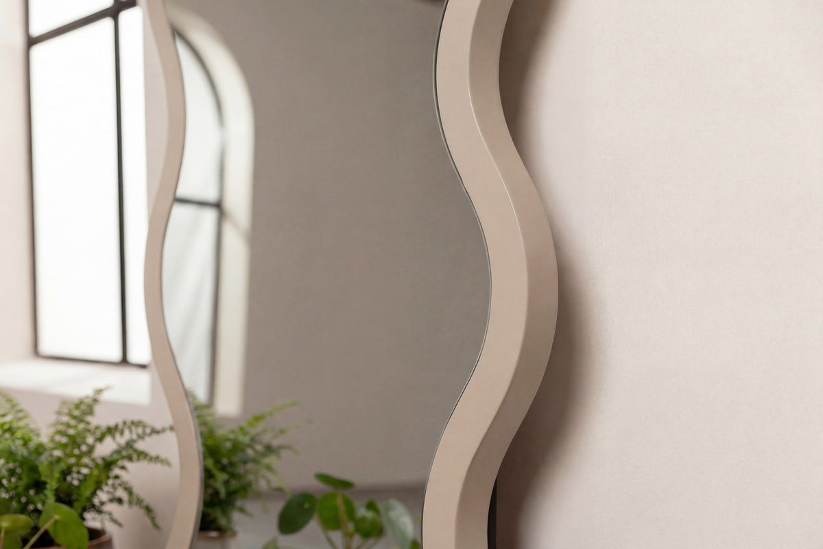 Grosser Spiegel in Beige präsentiert im Onlineshop von KAQTU Design AG. Spiegel ist von Venture Home