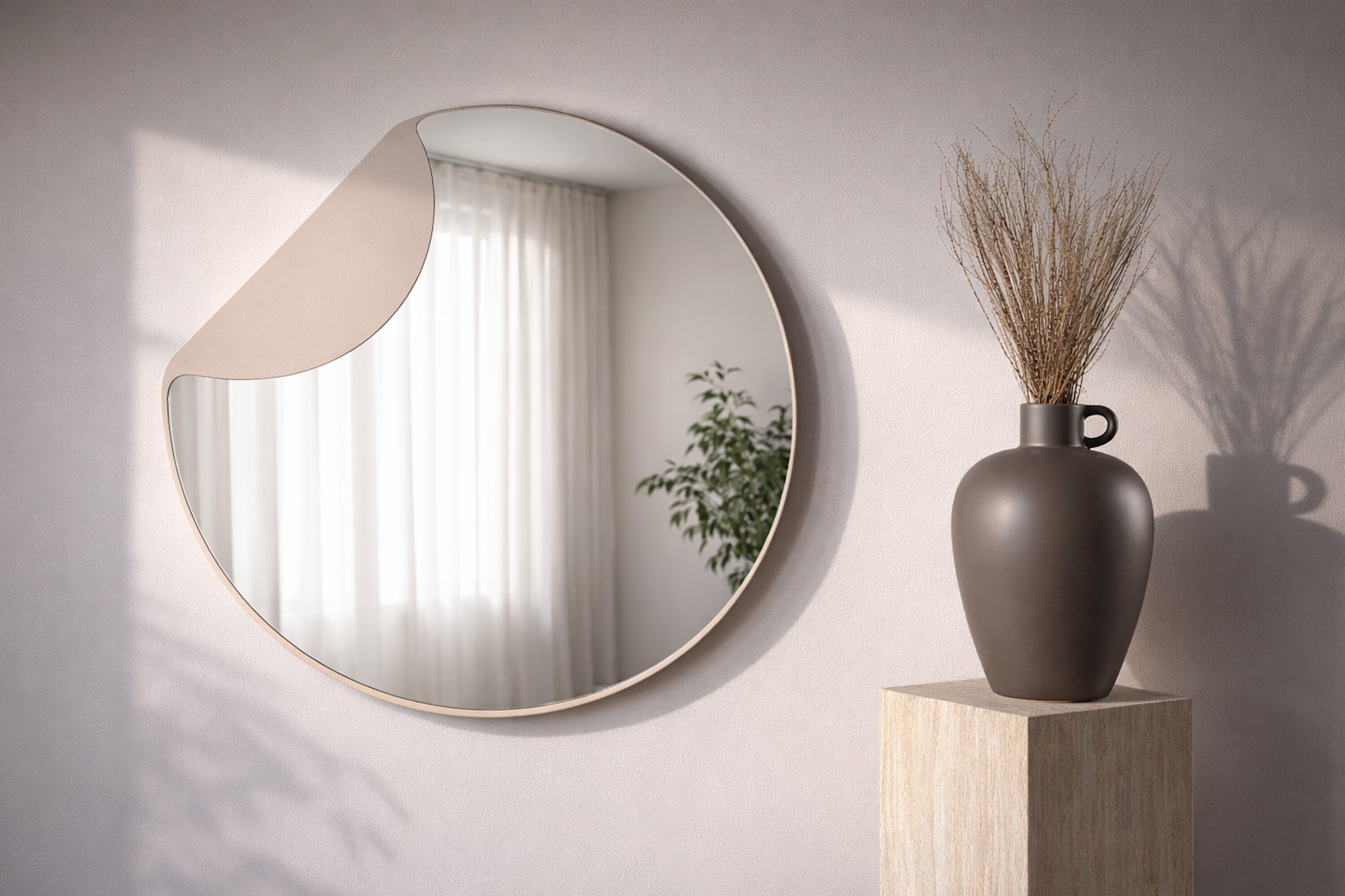 Eleganter kleiner Wandspiegel von Venture Home, ideal für stilvolle Akzente in jedem Raum. Perfekt für moderne Inneneinrichtungen.