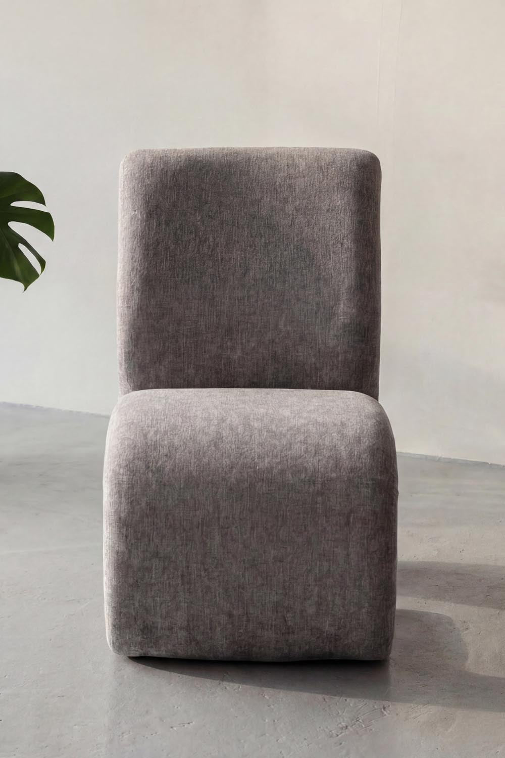 Rulls Sessel in Braun präsentiert im Onlineshop von KAQTU Design AG. Sessel mit Armlehnen ist von Venture Home