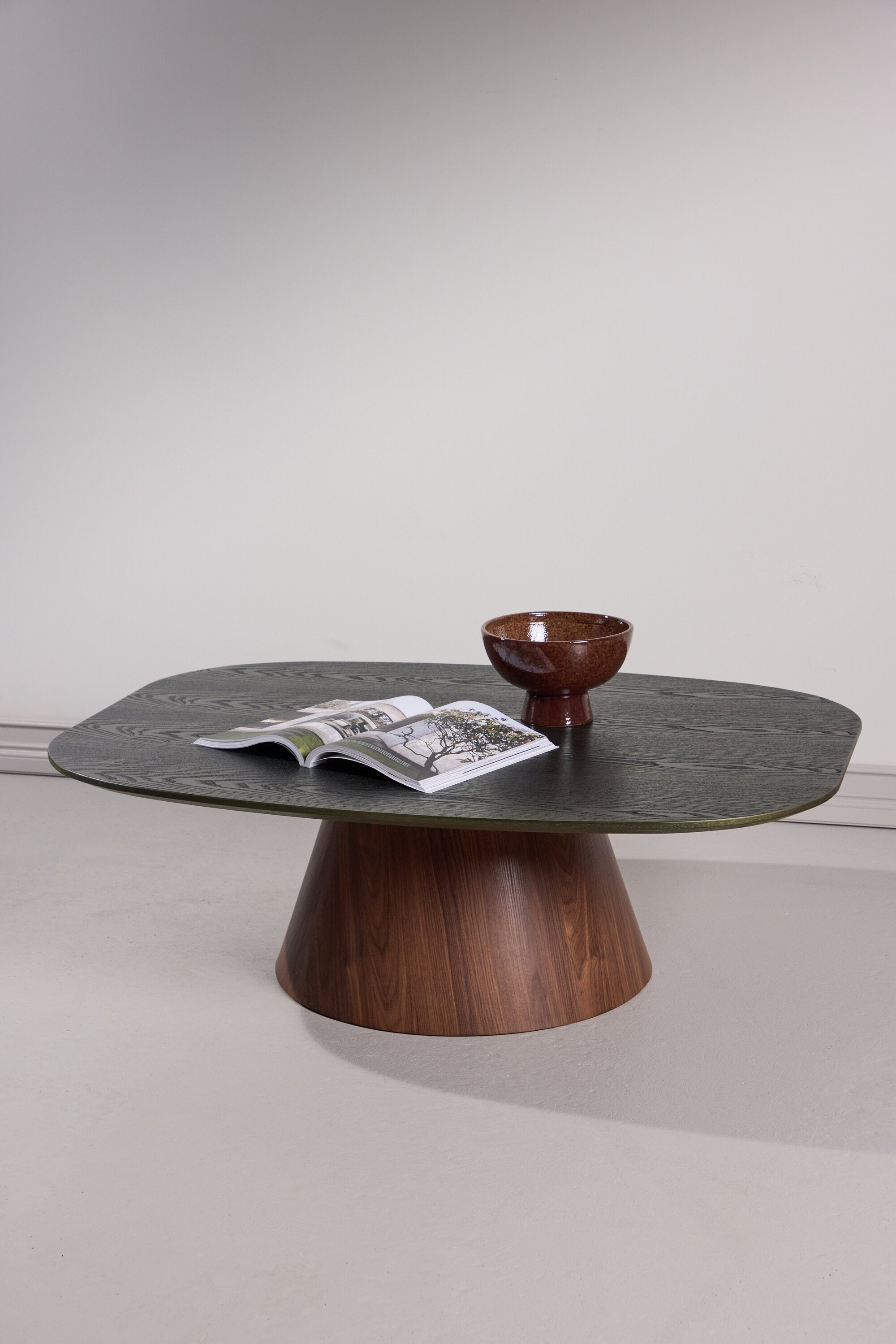 Lanzo Beistelltisch in Dunkelgrün präsentiert im Onlineshop von KAQTU Design AG. Beistelltisch ist von Venture Home