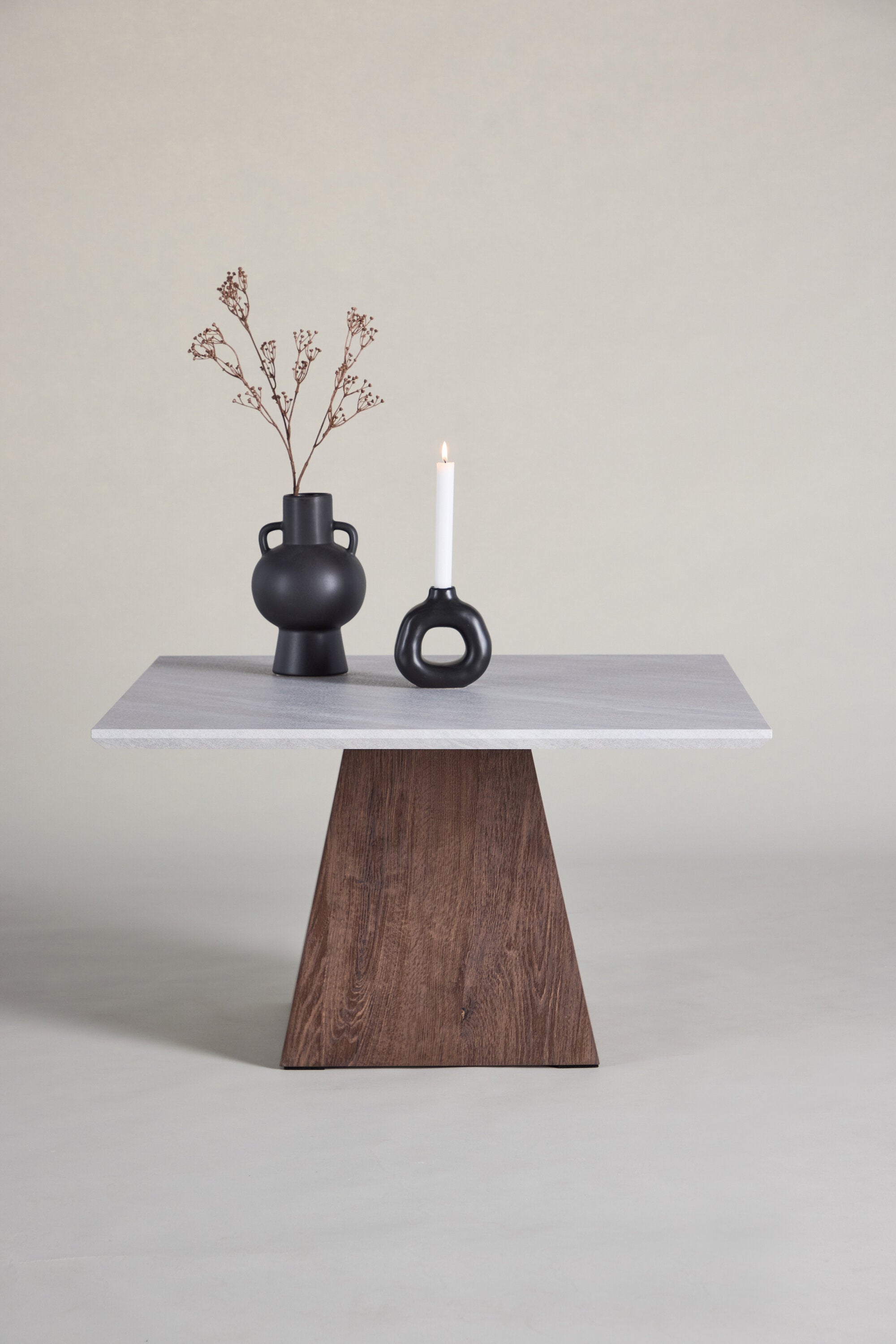 Cael Sofatisch in Hellgrau präsentiert im Onlineshop von KAQTU Design AG. Beistelltisch ist von Venture Home