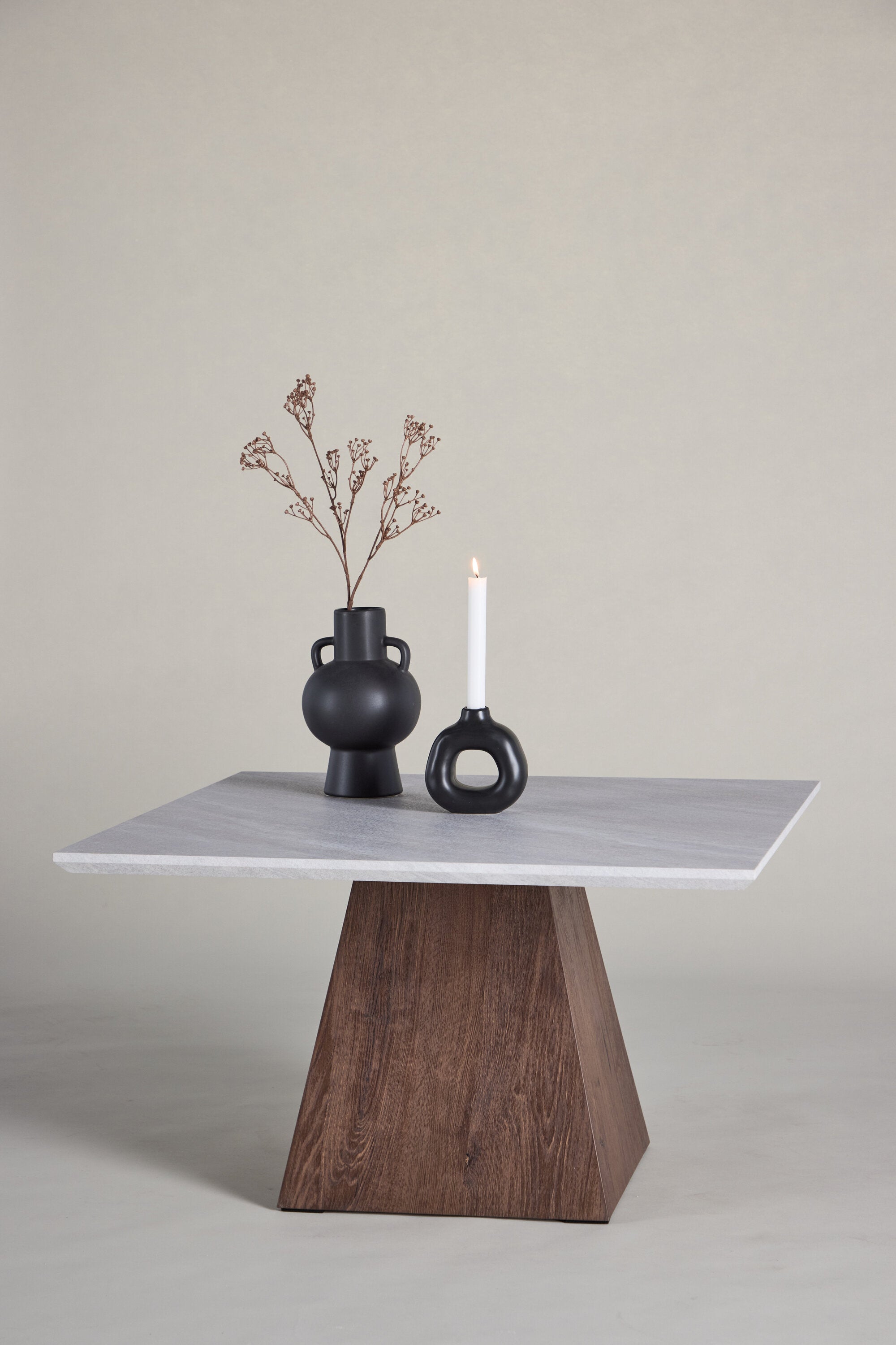Cael Sofatisch in Hellgrau präsentiert im Onlineshop von KAQTU Design AG. Beistelltisch ist von Venture Home