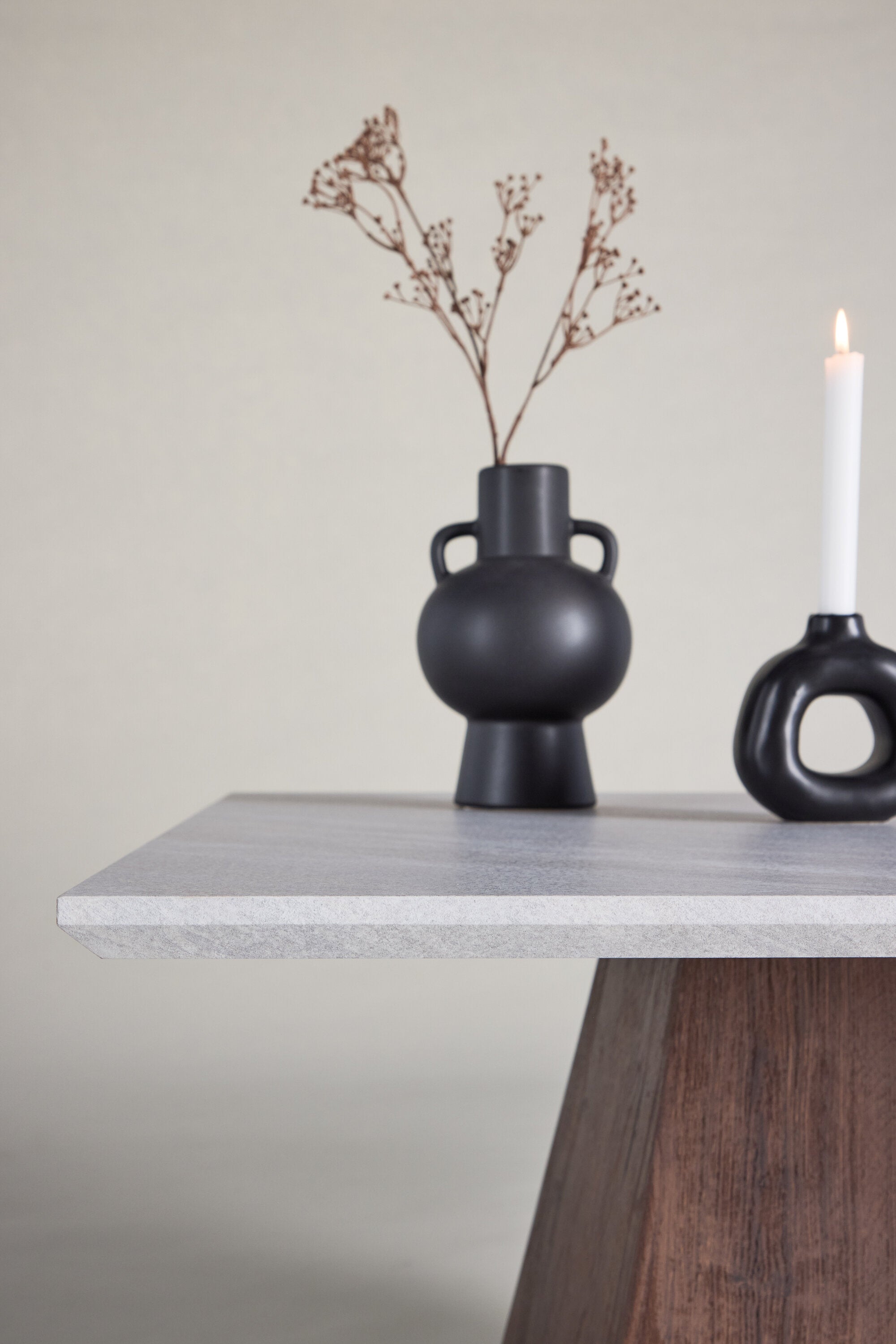 Cael Sofatisch in Hellgrau präsentiert im Onlineshop von KAQTU Design AG. Beistelltisch ist von Venture Home