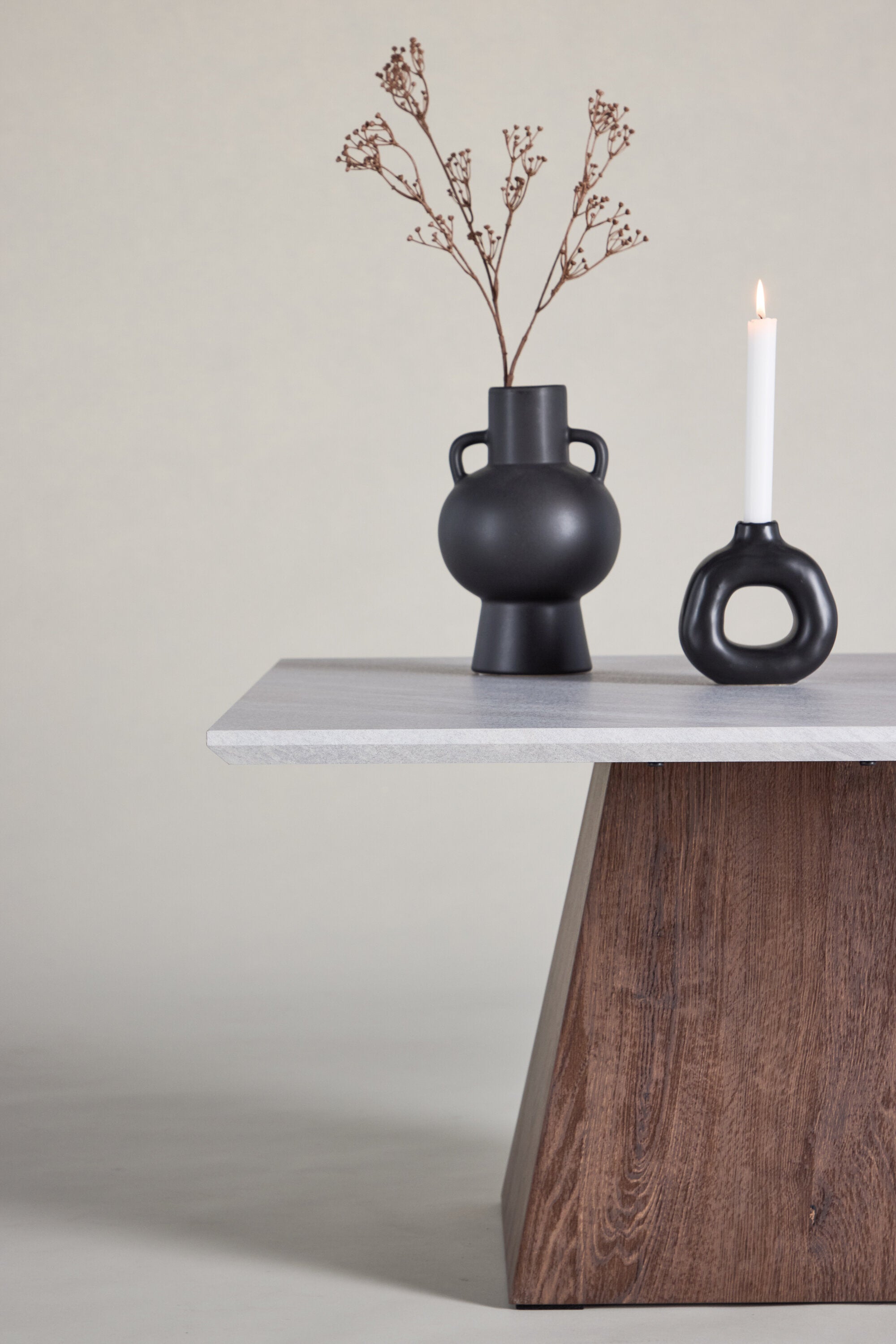 Cael Sofatisch in Hellgrau präsentiert im Onlineshop von KAQTU Design AG. Beistelltisch ist von Venture Home