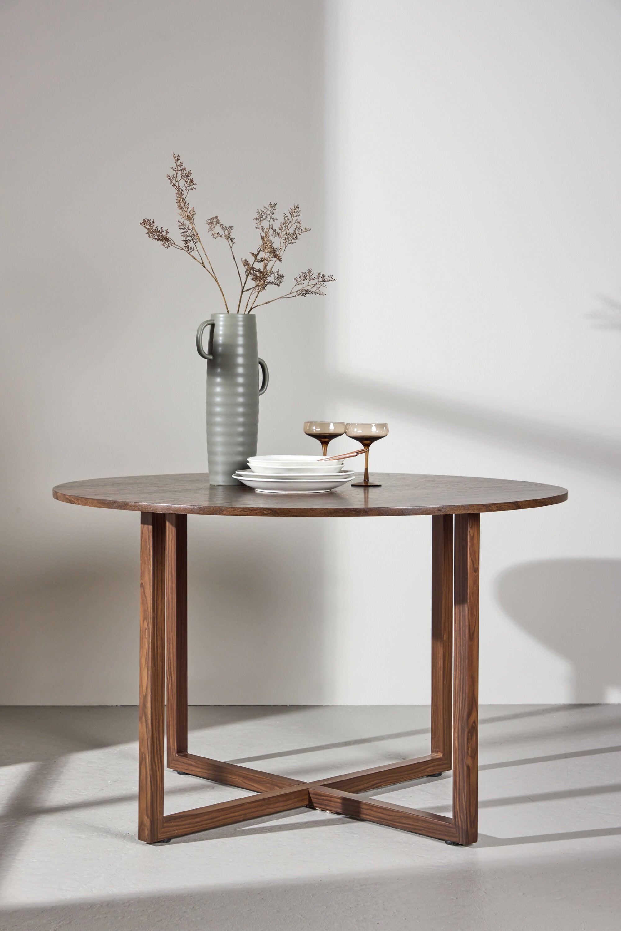 Durango Esstisch rund in Walnuss präsentiert im Onlineshop von KAQTU Design AG. Esstisch ist von Venture Home
