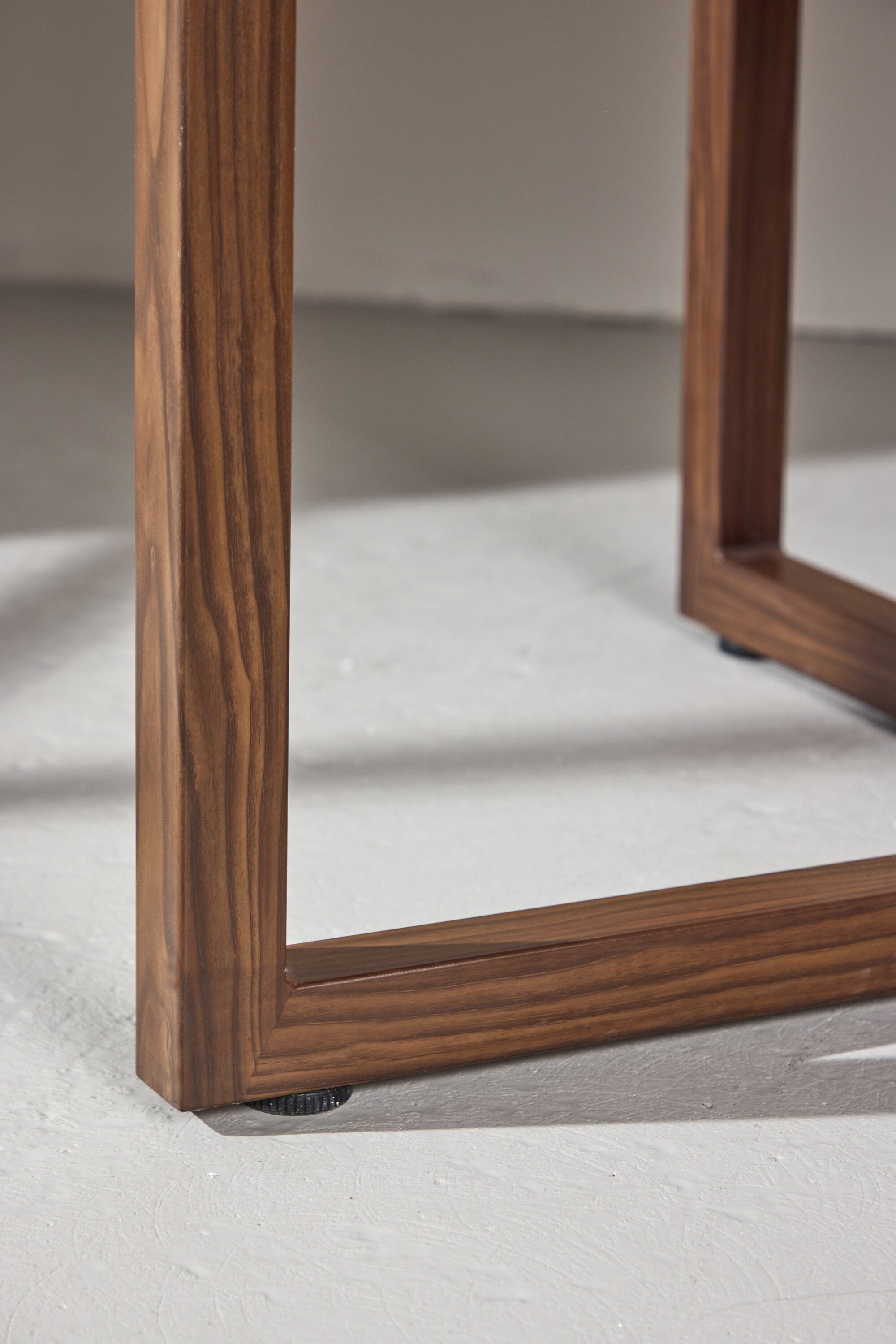 Durango Esstisch rund in Walnuss präsentiert im Onlineshop von KAQTU Design AG. Esstisch ist von Venture Home