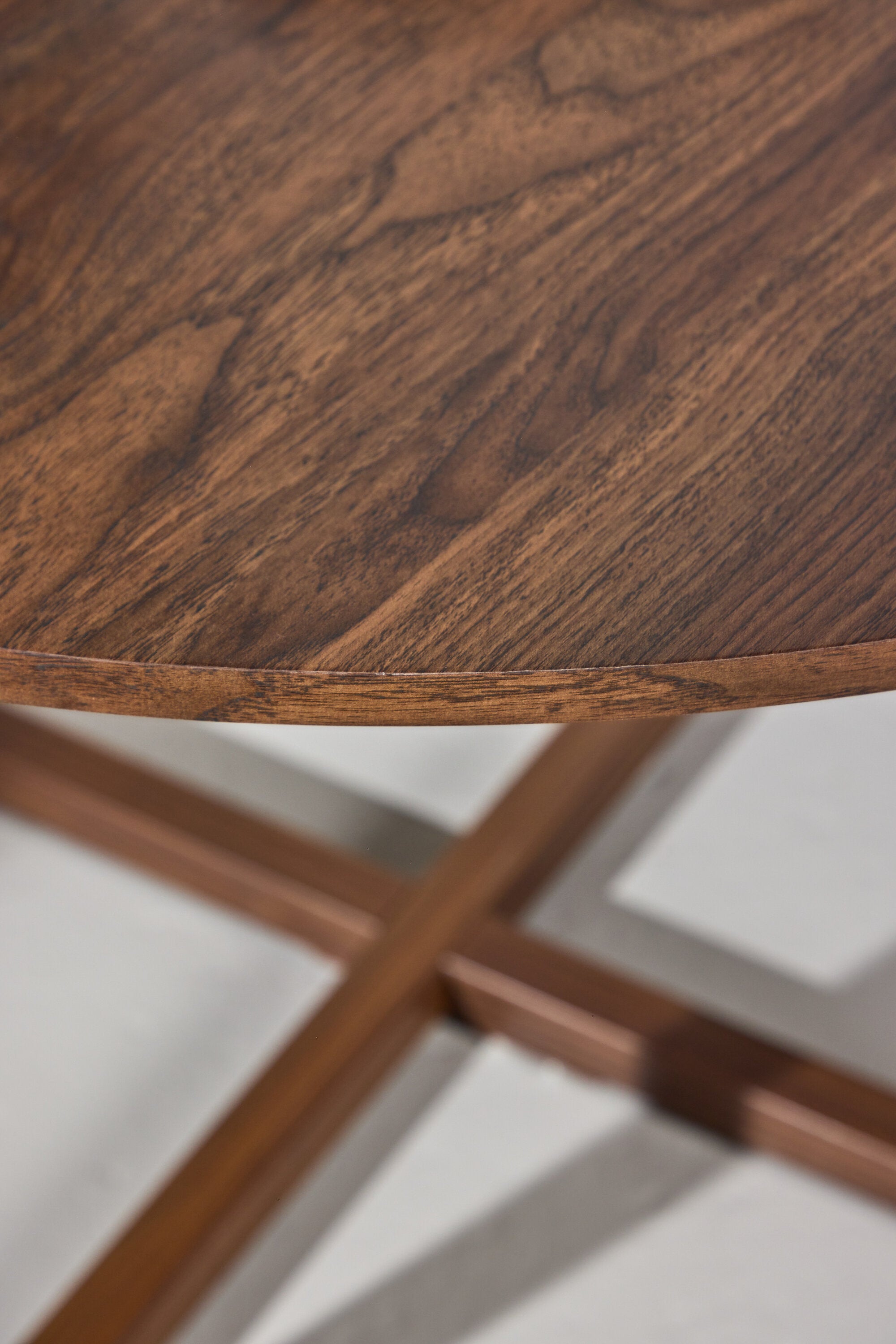 Durango Esstisch rund in Walnuss präsentiert im Onlineshop von KAQTU Design AG. Esstisch ist von Venture Home