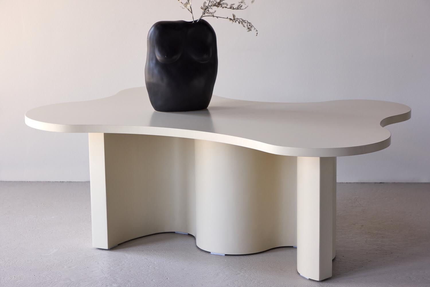 Flow Sofatisch in Beige präsentiert im Onlineshop von KAQTU Design AG. Beistelltisch ist von Venture Home
