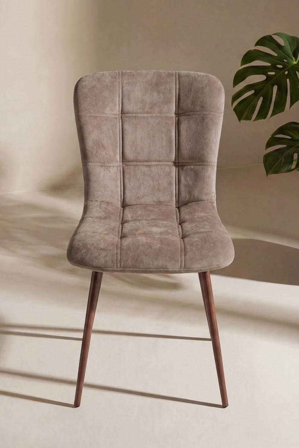 Punsch Esszimmerstuhl in Braun präsentiert im Onlineshop von KAQTU Design AG. Stuhl ist von Venture Home