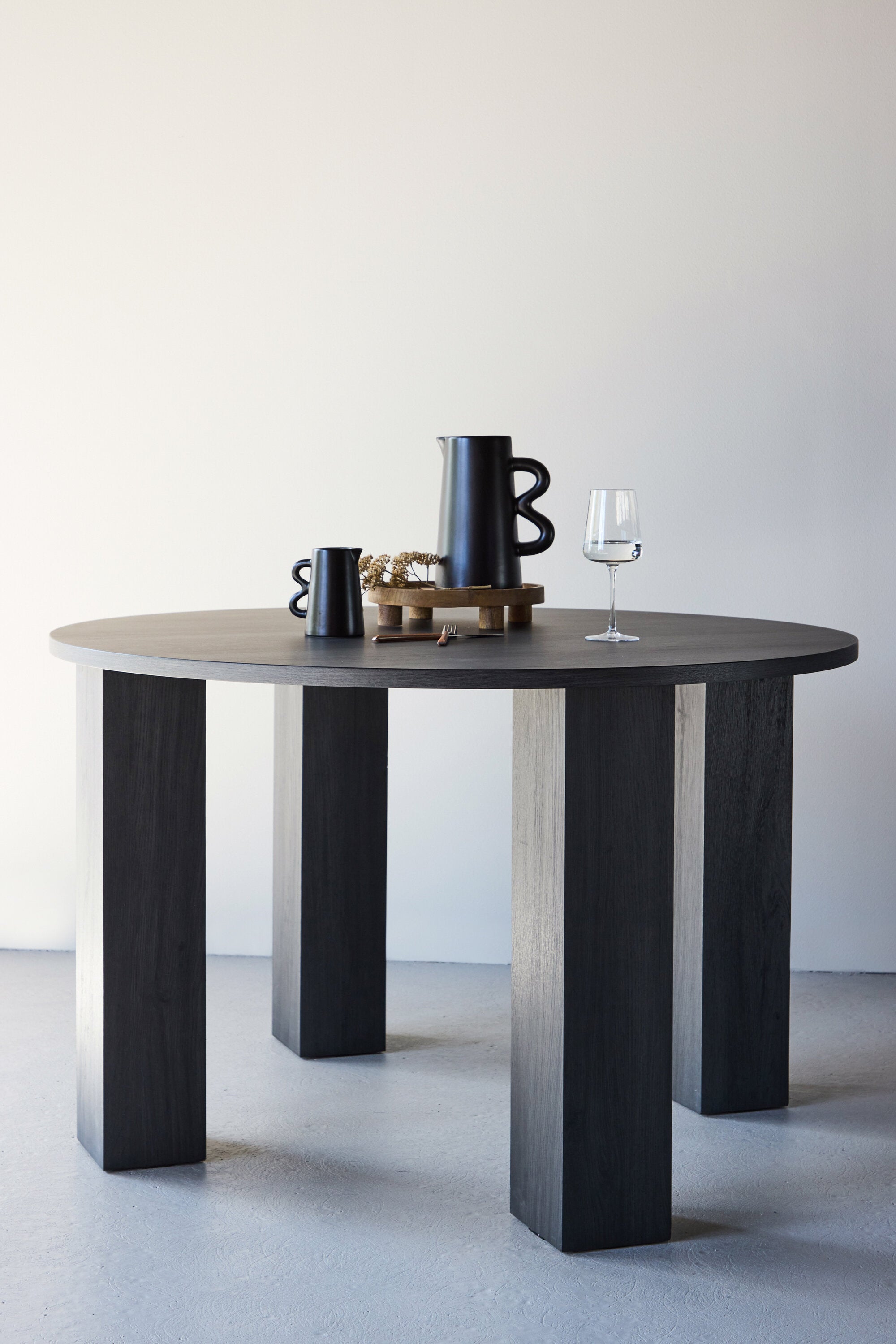 Juno Runder Esstisch in Schwarz präsentiert im Onlineshop von KAQTU Design AG. Esstisch ist von Venture Home
