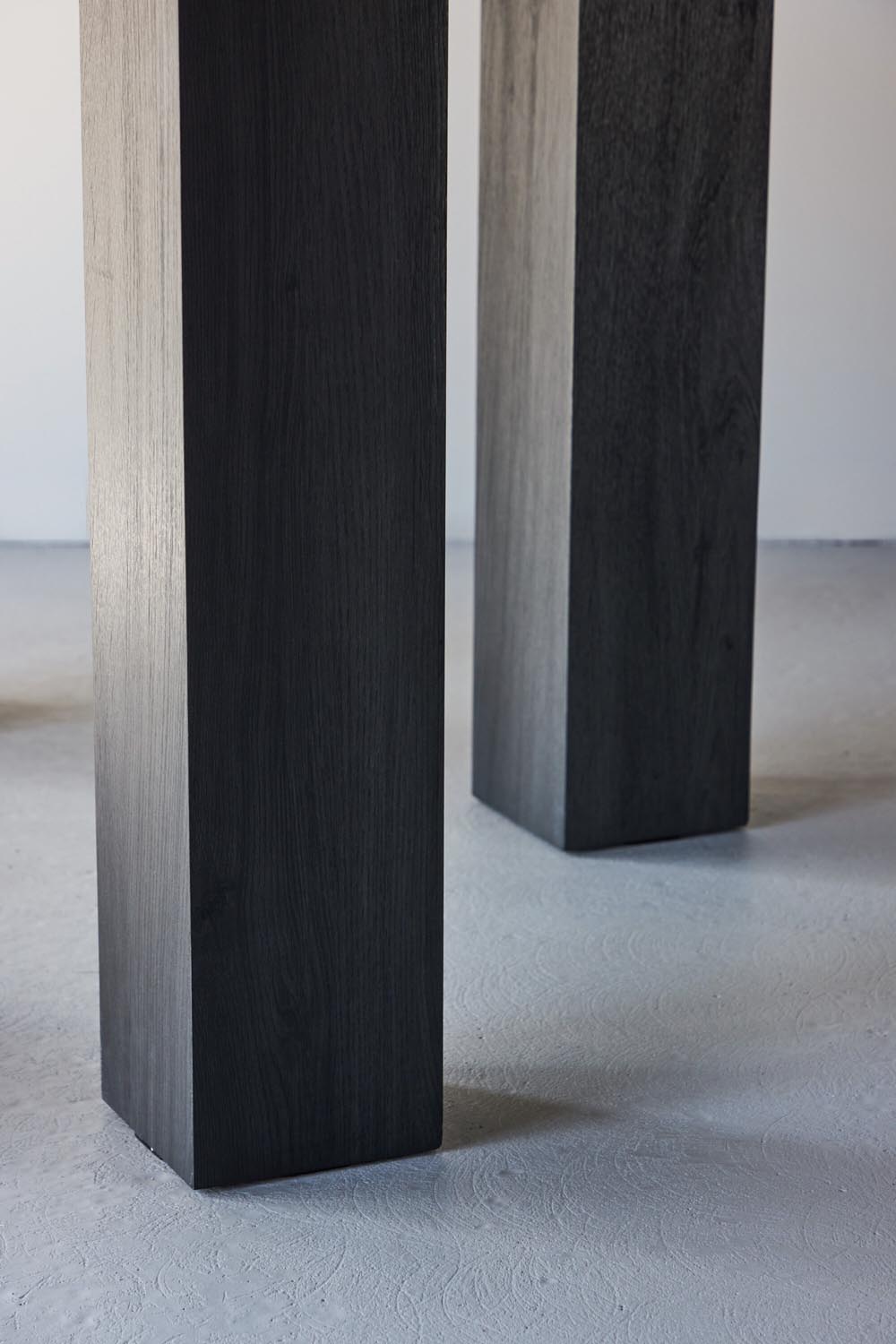 Juno Runder Esstisch in Schwarz präsentiert im Onlineshop von KAQTU Design AG. Esstisch ist von Venture Home
