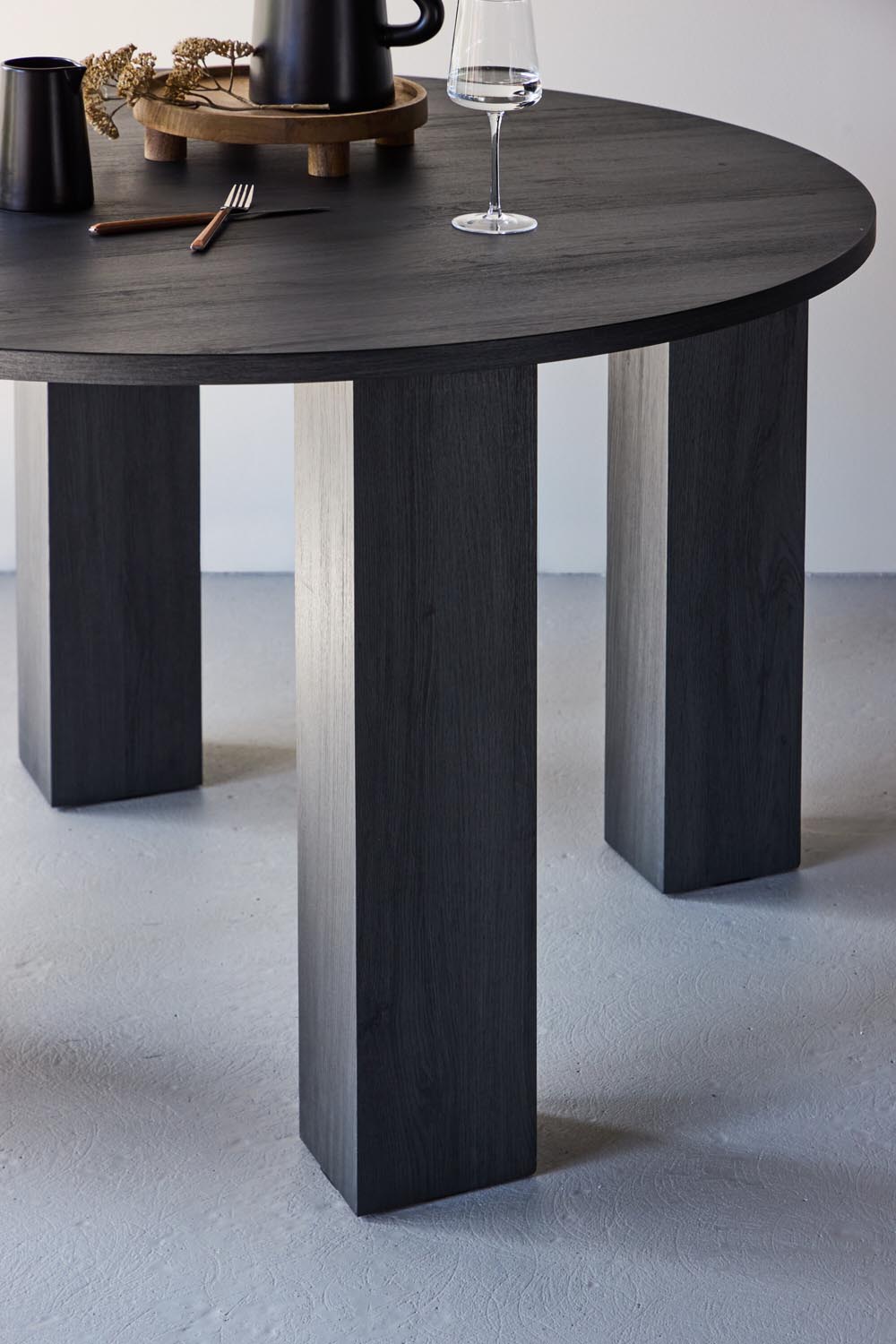 Juno Runder Esstisch in Schwarz präsentiert im Onlineshop von KAQTU Design AG. Esstisch ist von Venture Home
