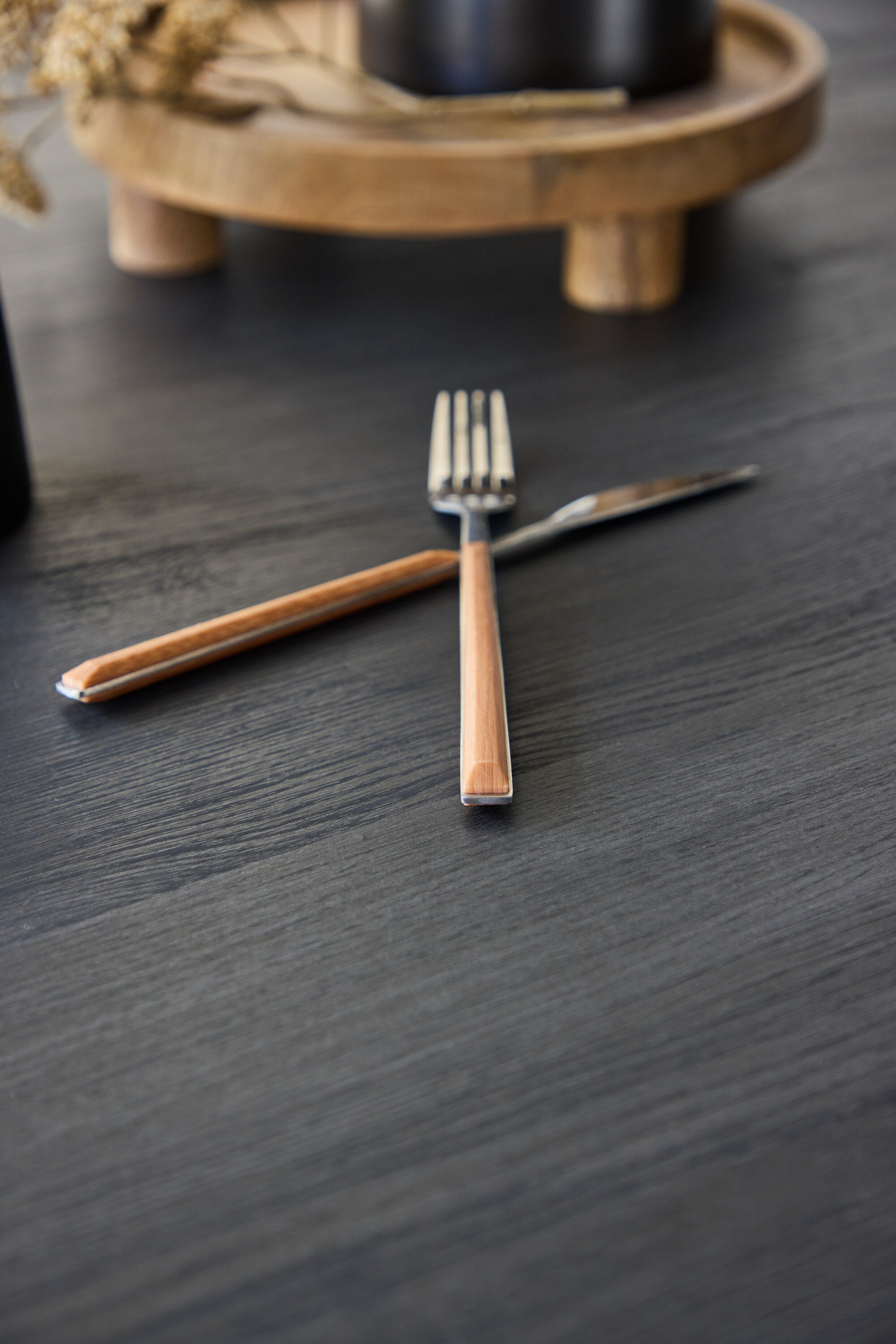Juno Runder Esstisch in Schwarz präsentiert im Onlineshop von KAQTU Design AG. Esstisch ist von Venture Home