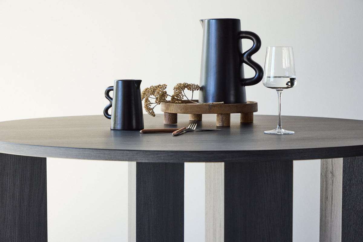 Juno Runder Esstisch in Schwarz präsentiert im Onlineshop von KAQTU Design AG. Esstisch ist von Venture Home