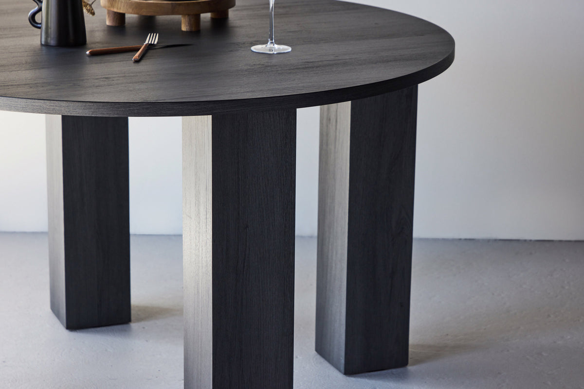 Juno Runder Esstisch in Schwarz präsentiert im Onlineshop von KAQTU Design AG. Esstisch ist von Venture Home