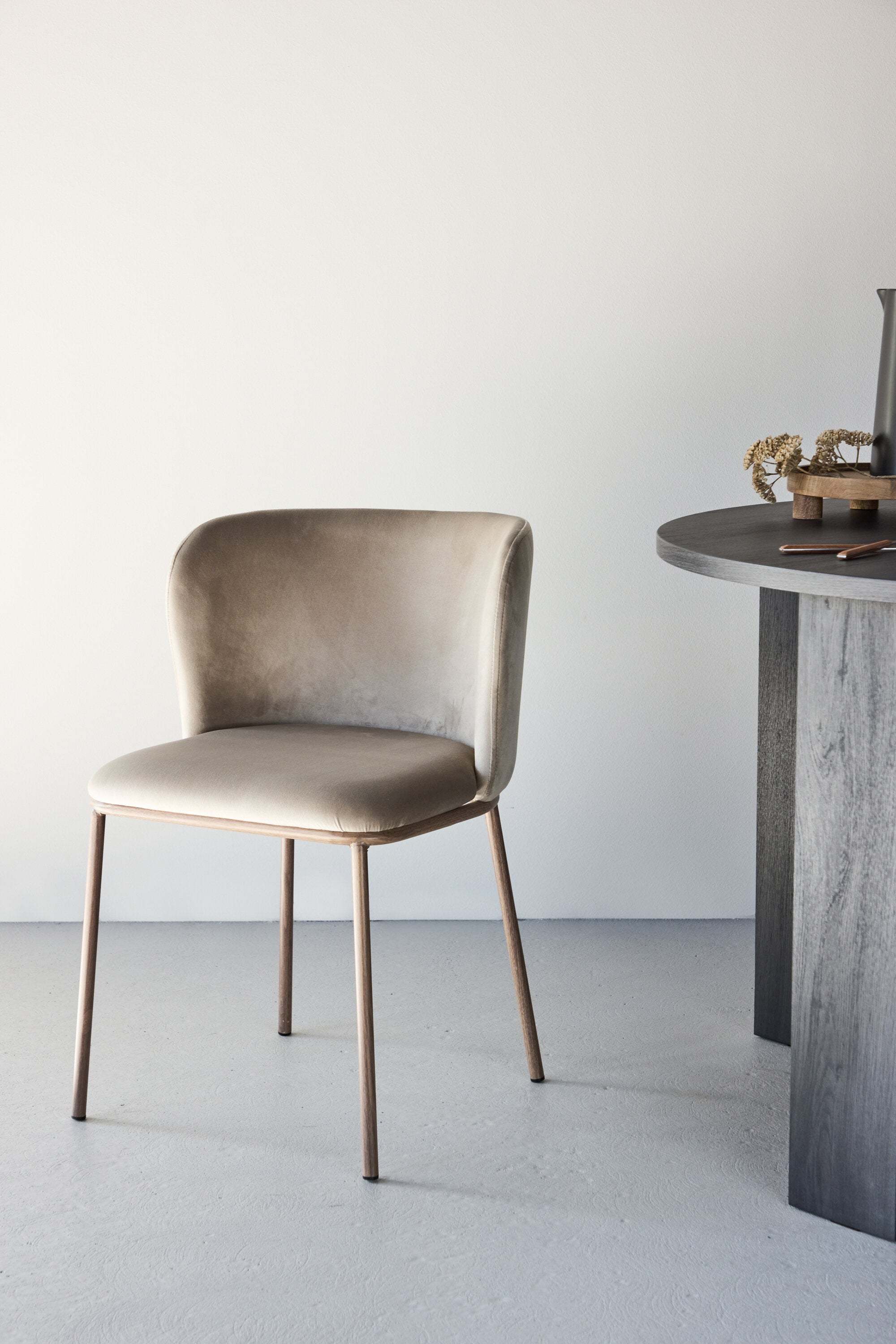 Edina Esszimmerstuhl in Beige präsentiert im Onlineshop von KAQTU Design AG. Stuhl ist von Venture Home