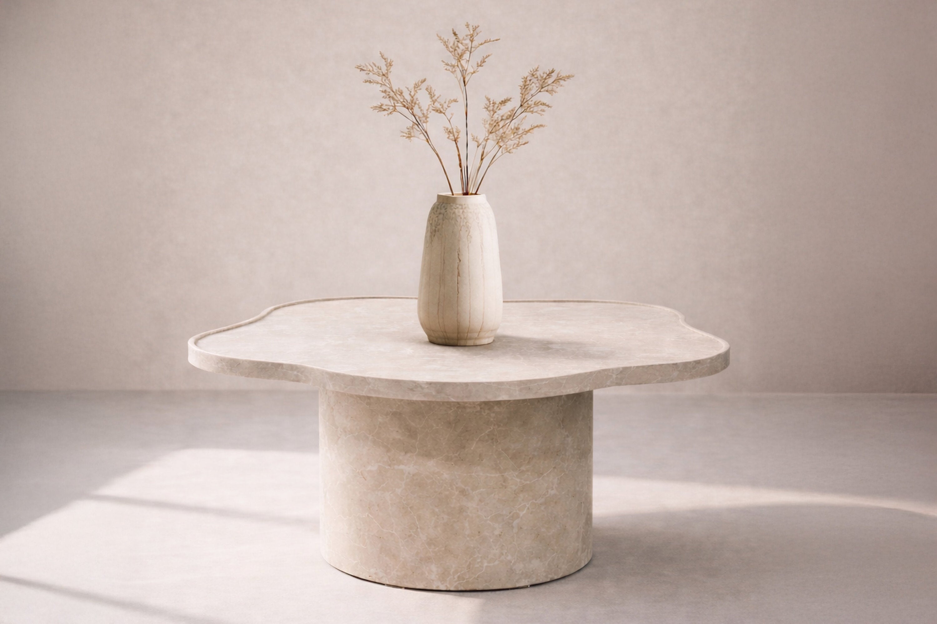 Eleganter Ilse Couchtisch in sanftem Beige, ideal für stilvolle Wohnzimmergestaltung, erhältlich bei KAQTU Design AG.