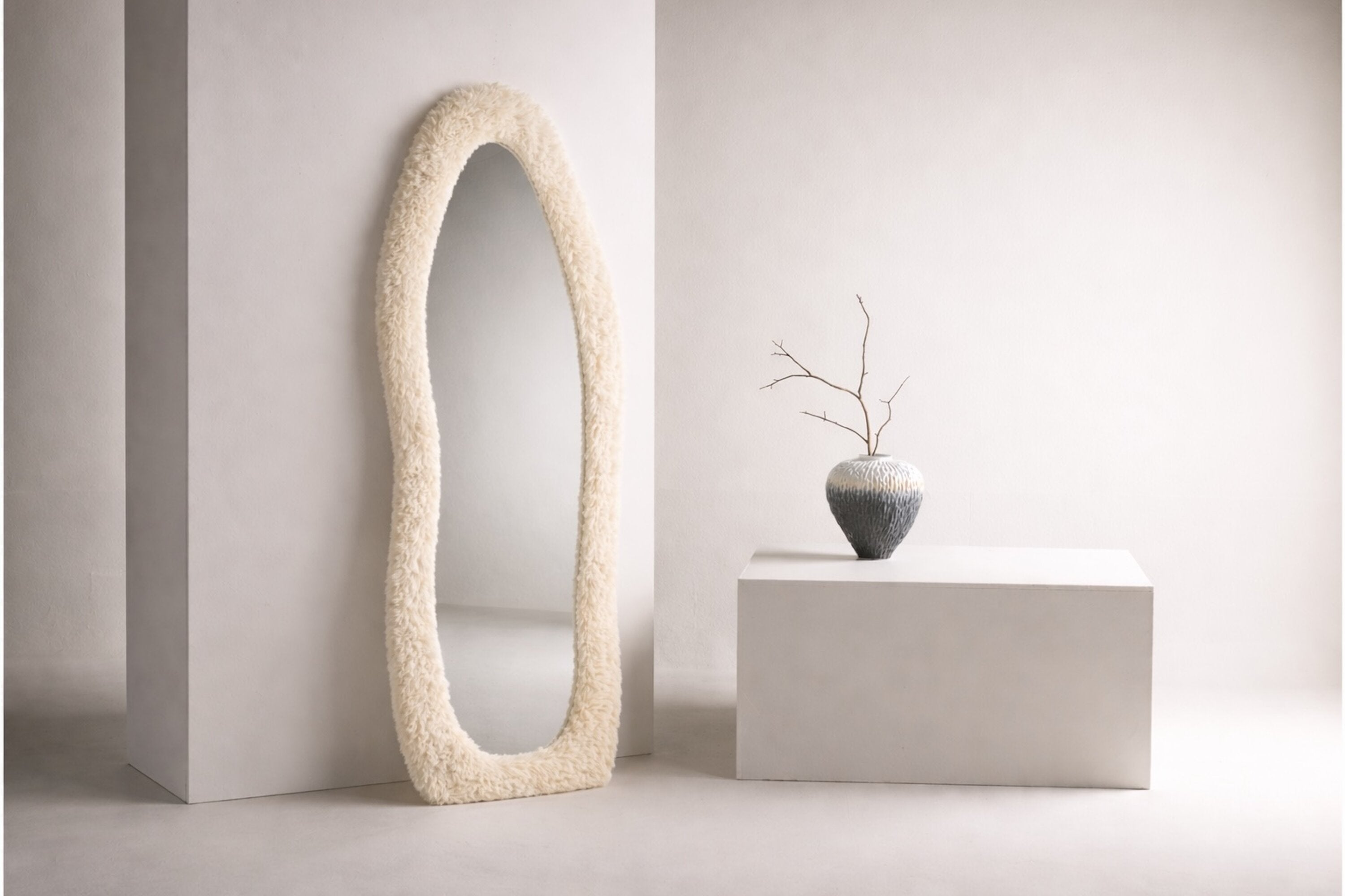 Großer Wandspiegel Mirza in einem warmen Beigeton, perfekt für moderne Interieurs. Hochwertige Materialien von Venture Home.